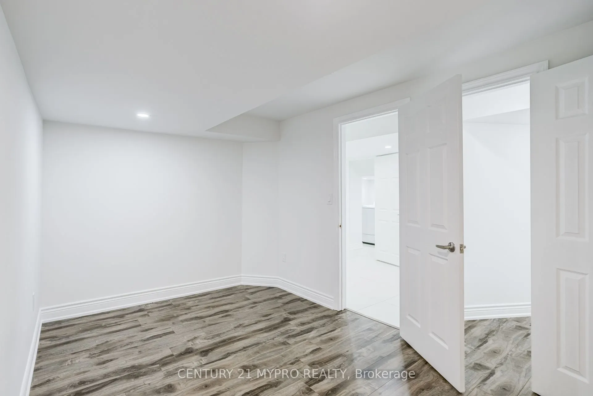 13 Manor Glen Crescent