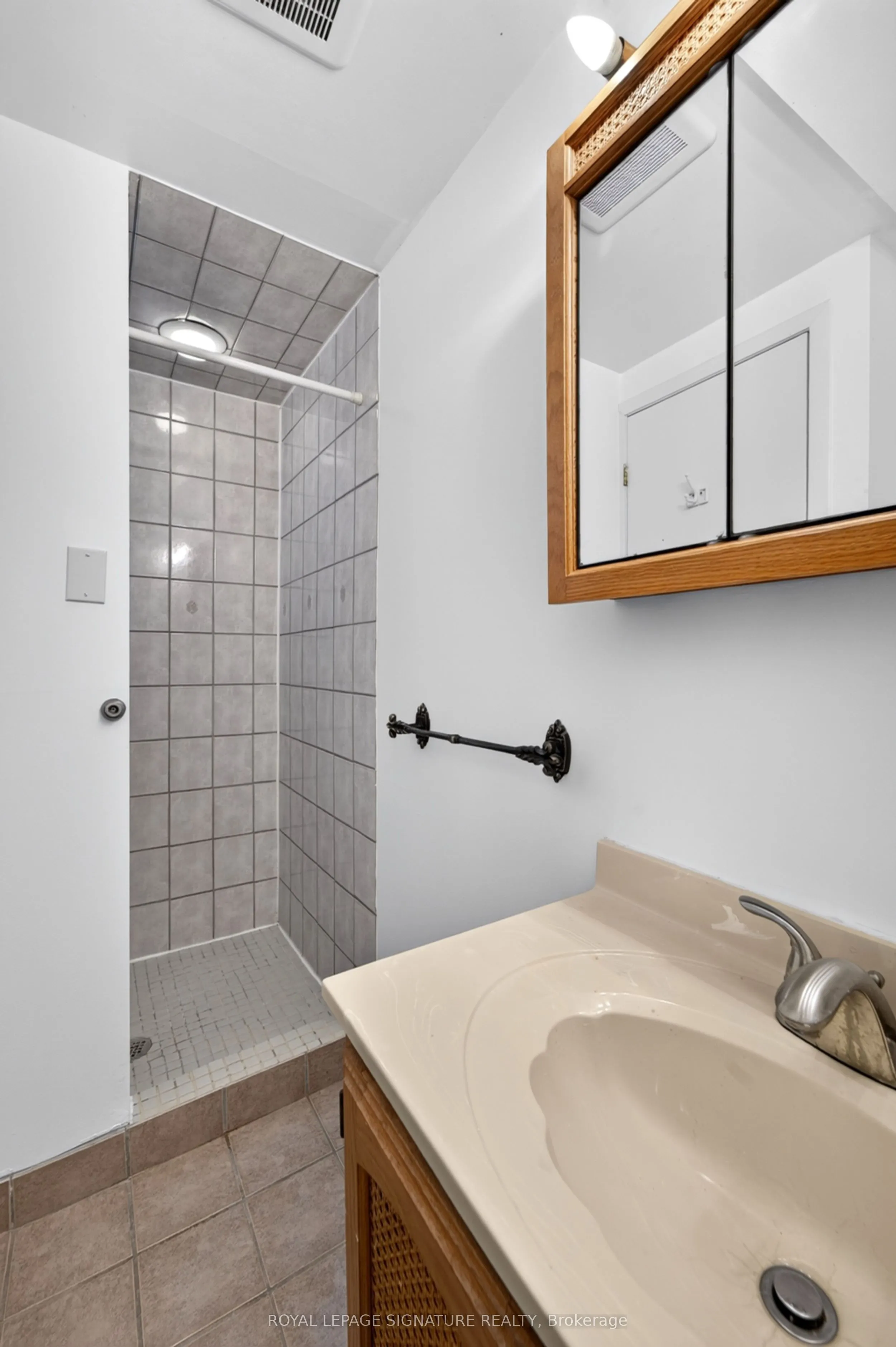 1 Banquo Road #Lower