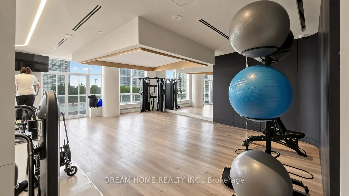 30 Upper Mall Way #3407