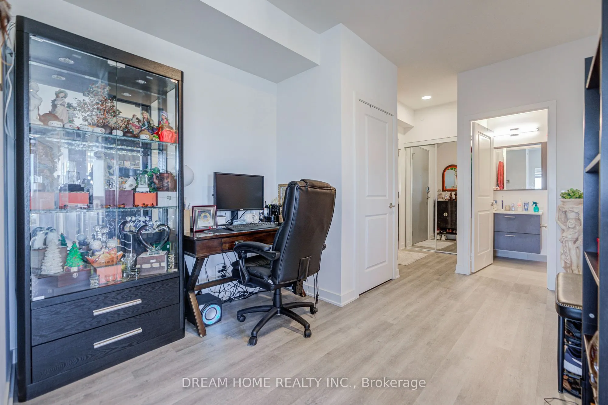 30 Upper Mall Way #3407