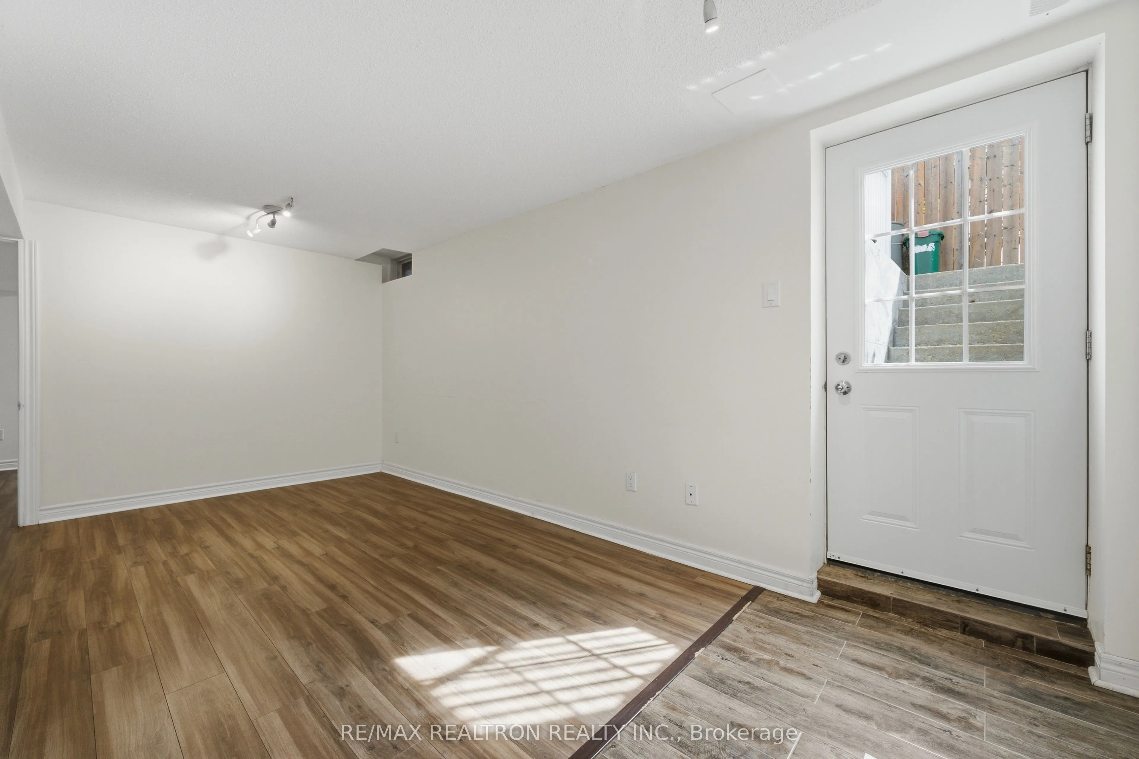 27 Watkins Glen Crescent