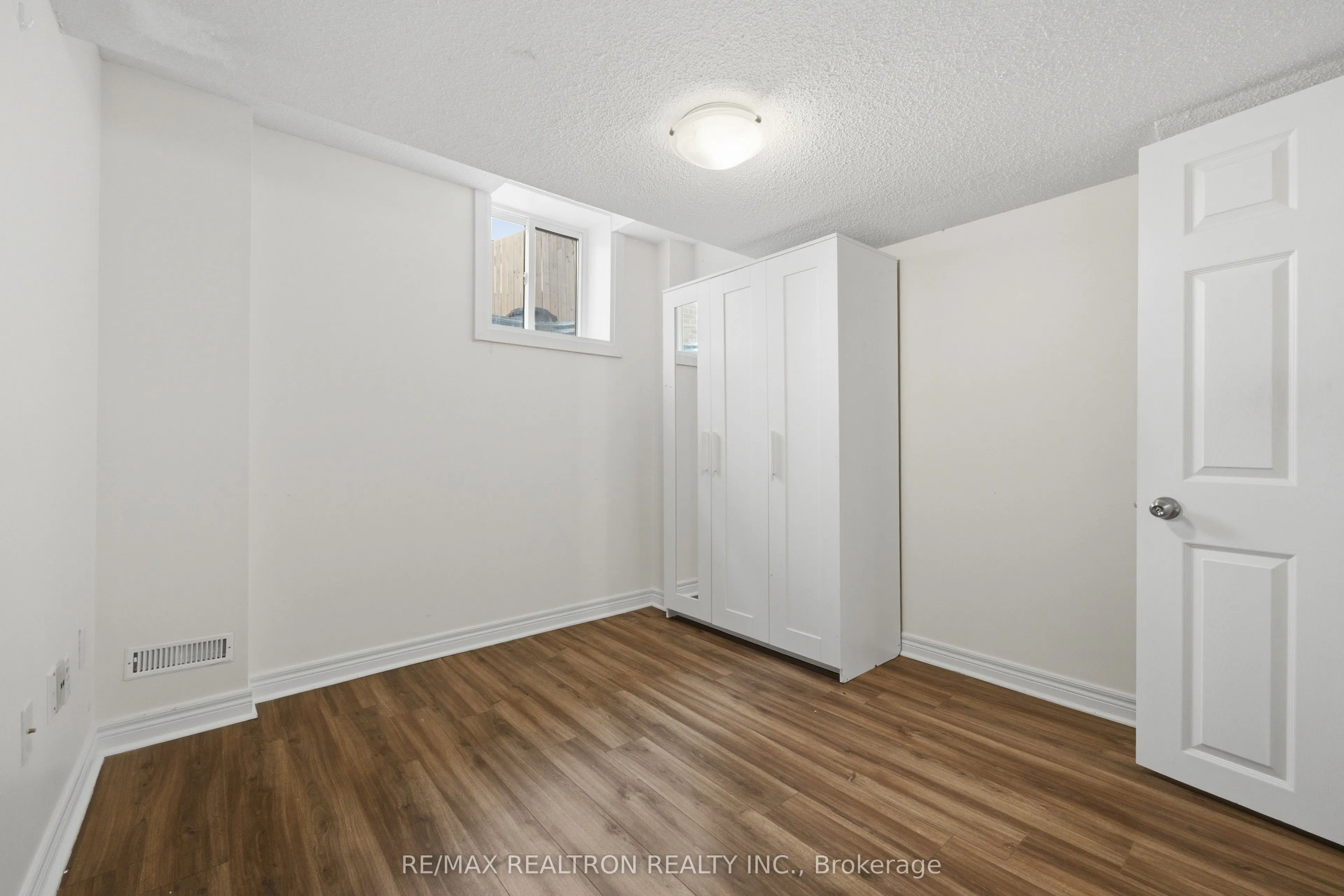 27 Watkins Glen Crescent