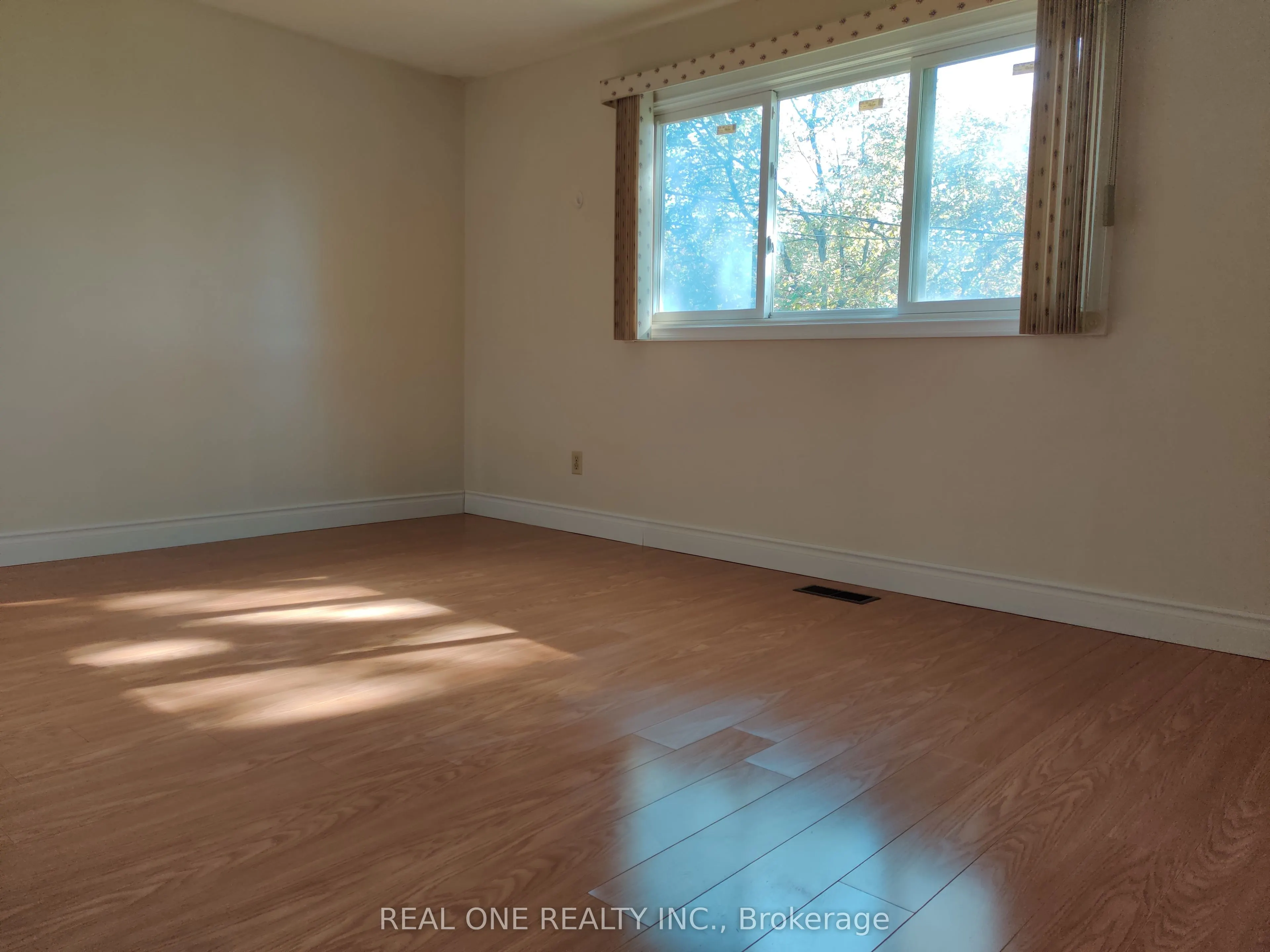 93 Southdale Drive #Upper
