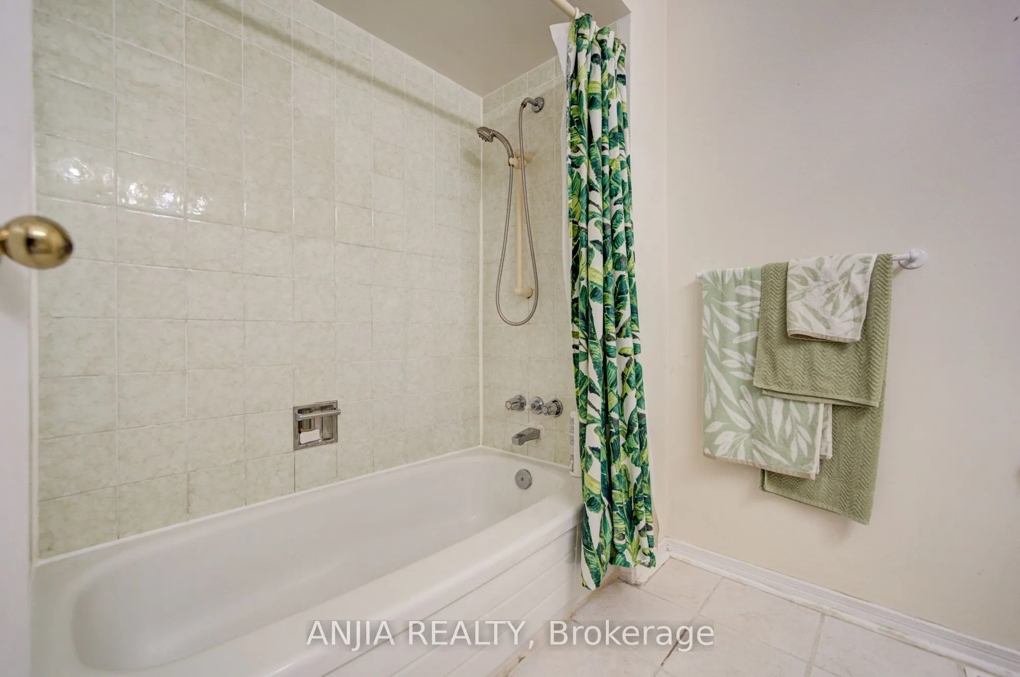 8 Millcroft Way