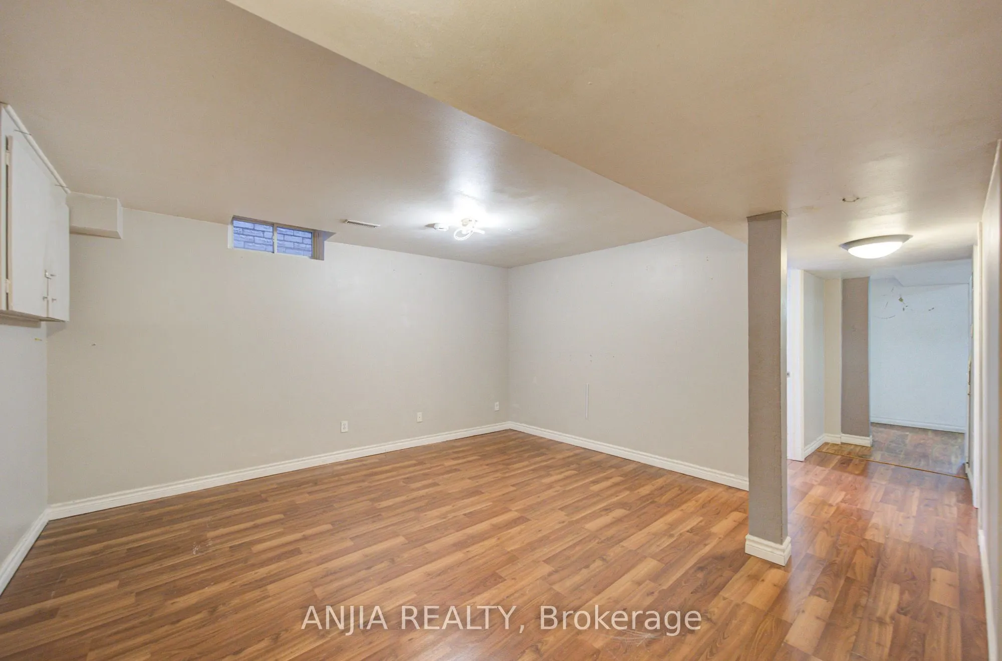 8 Millcroft Way