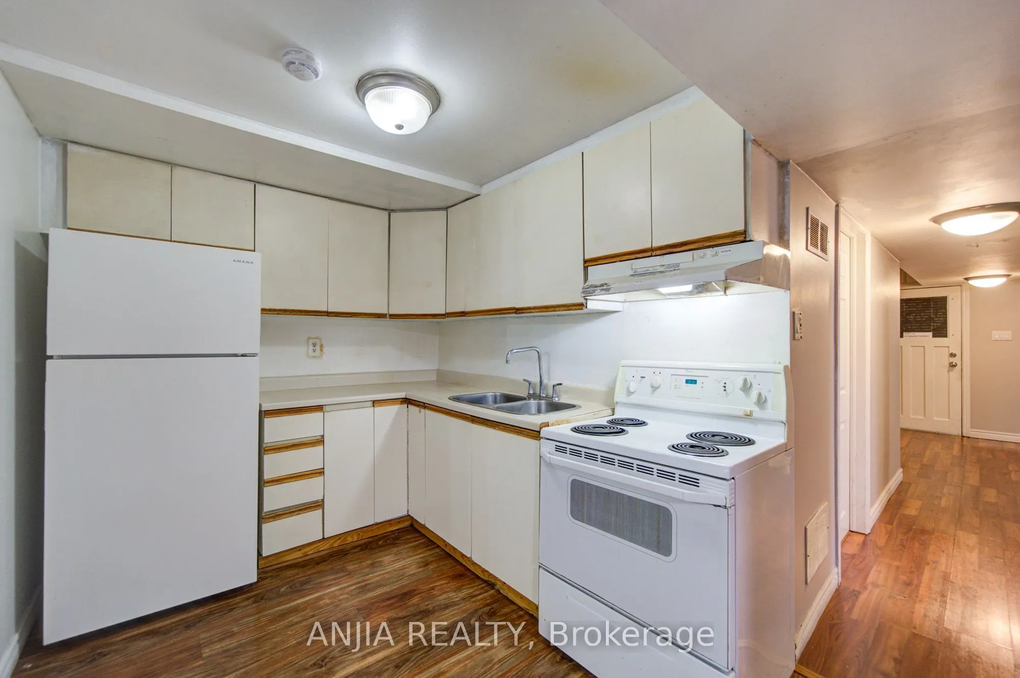 8 Millcroft Way