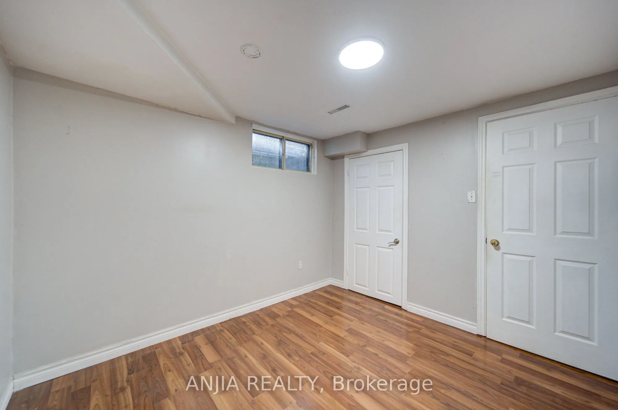 8 Millcroft Way