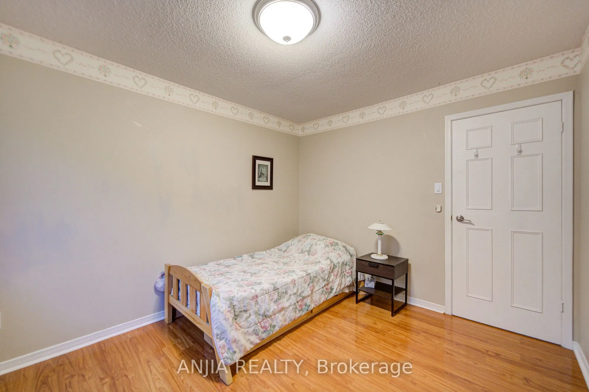 8 Millcroft Way