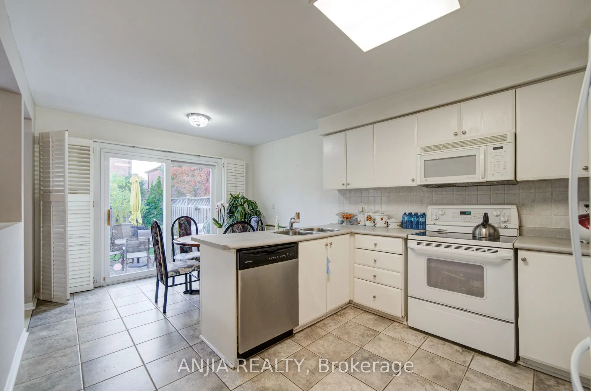 8 Millcroft Way