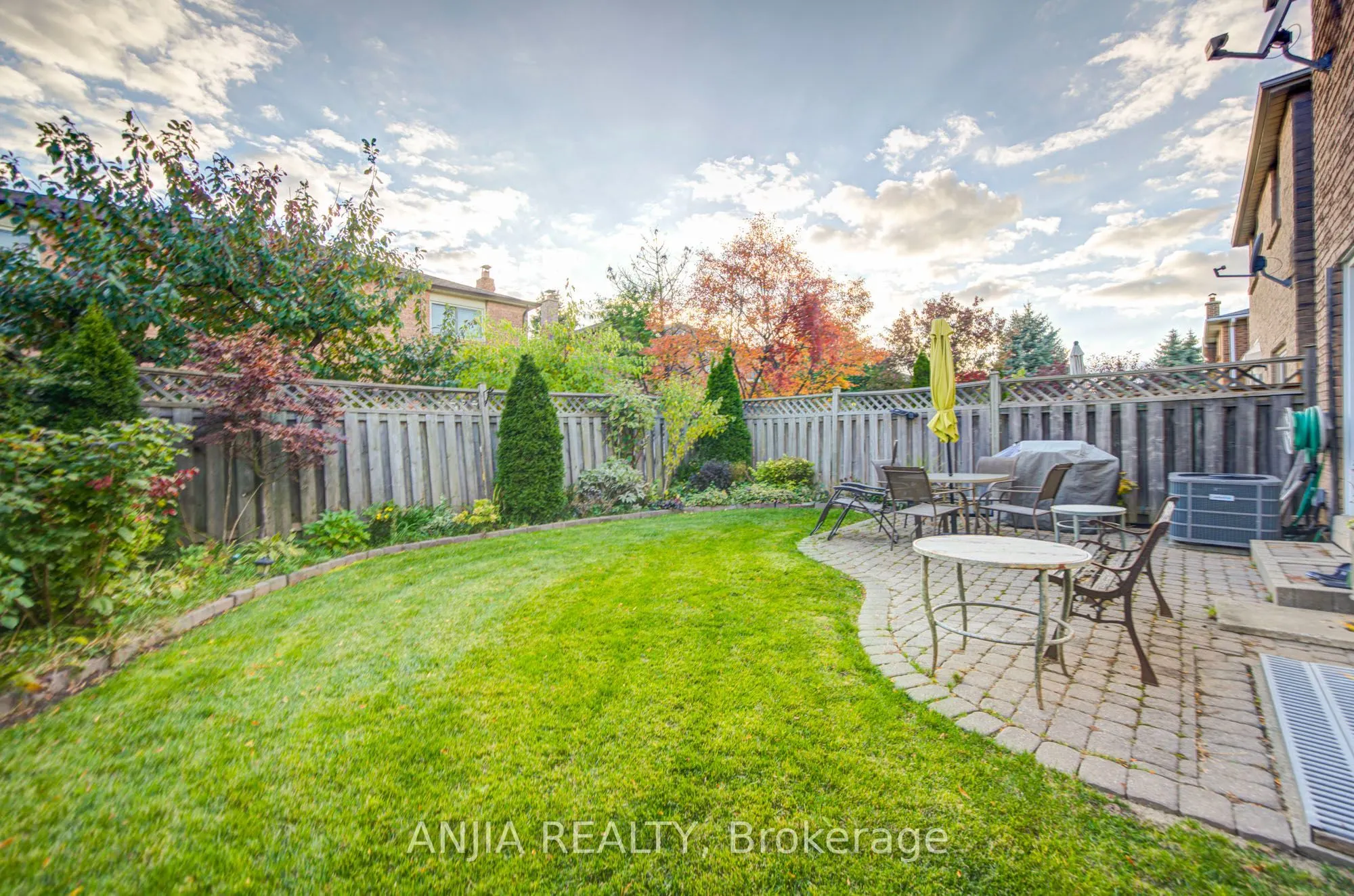 8 Millcroft Way