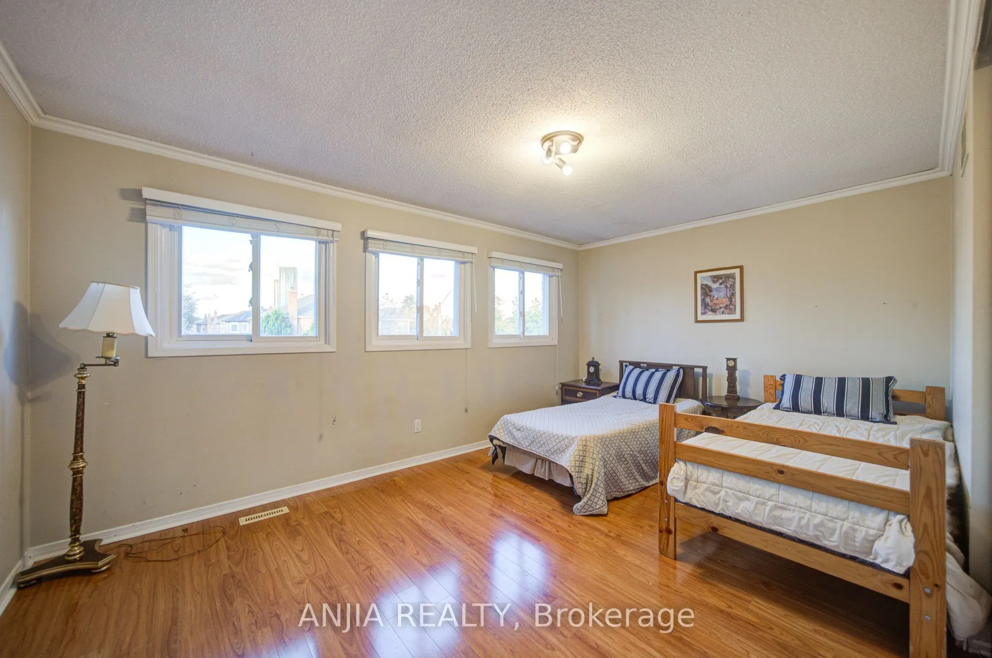 8 Millcroft Way