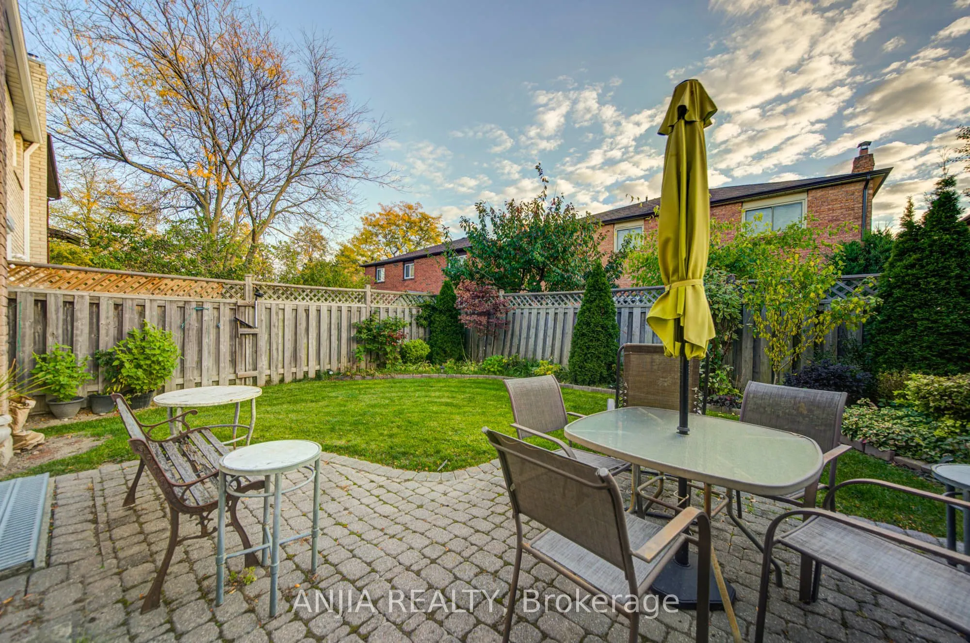 8 Millcroft Way