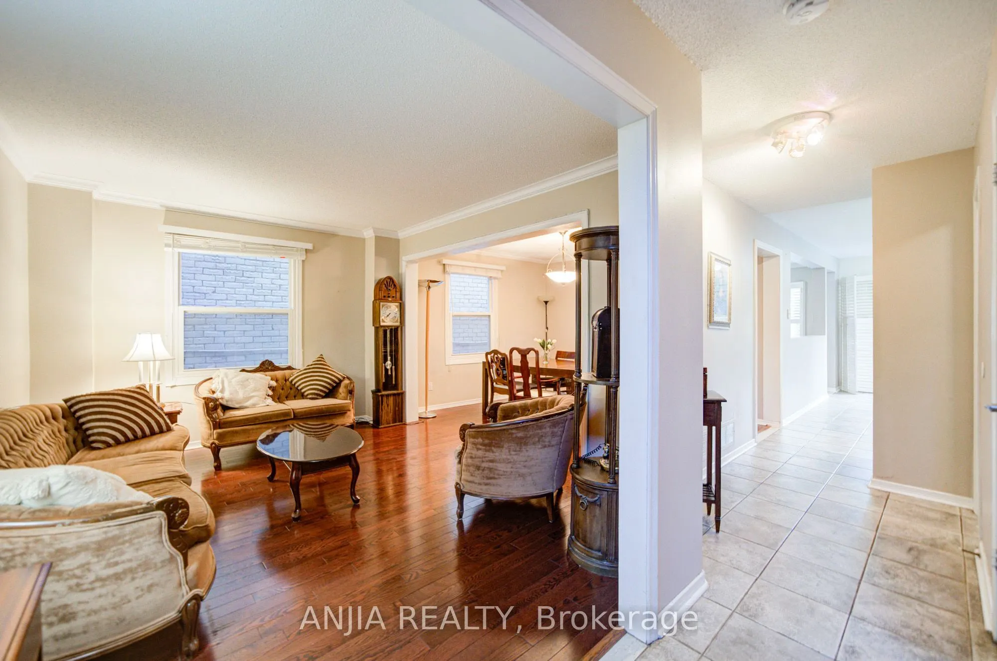 8 Millcroft Way