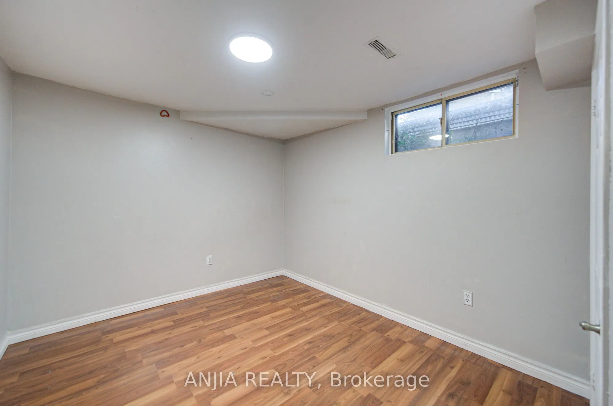 8 Millcroft Way
