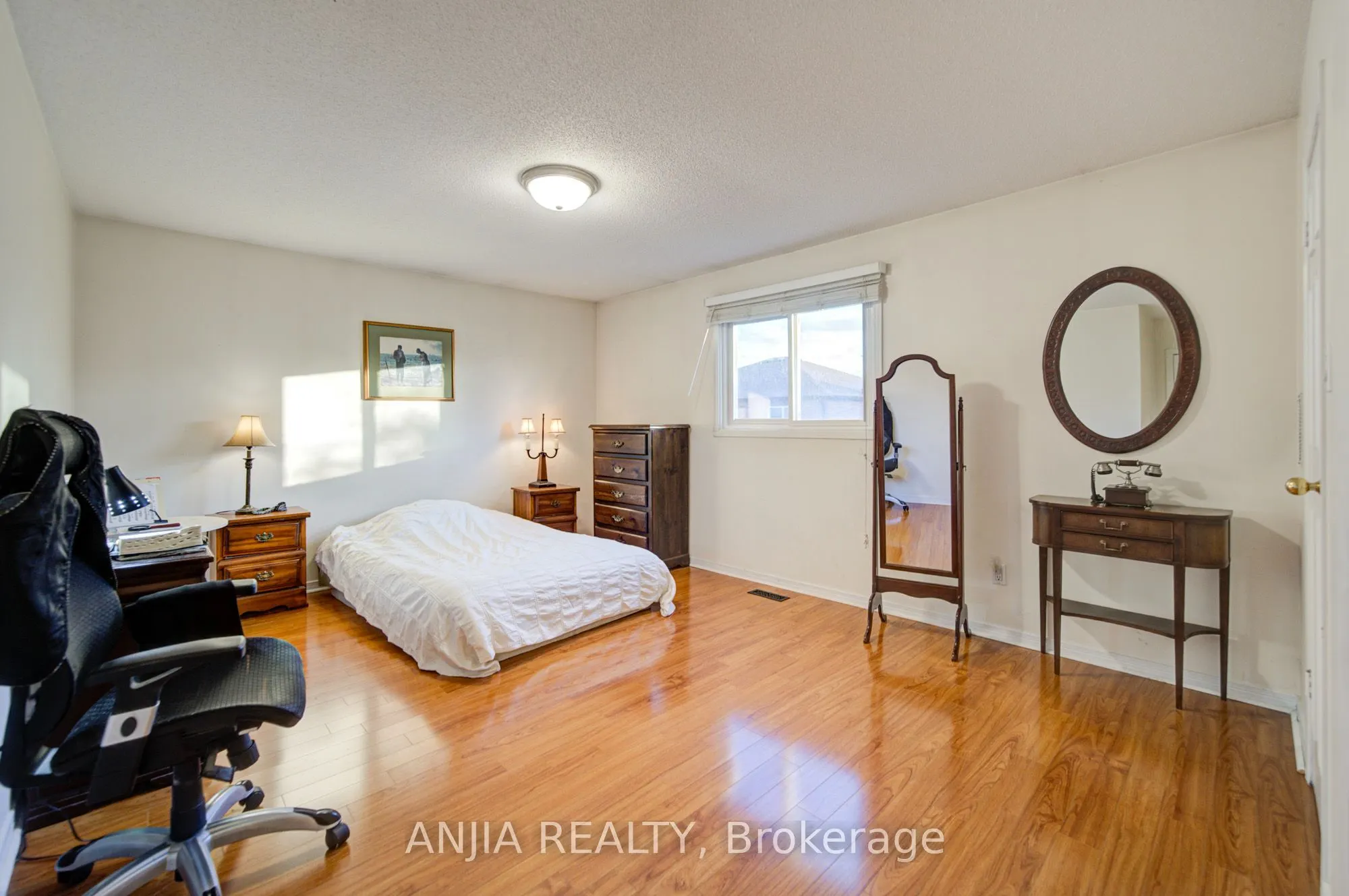 8 Millcroft Way