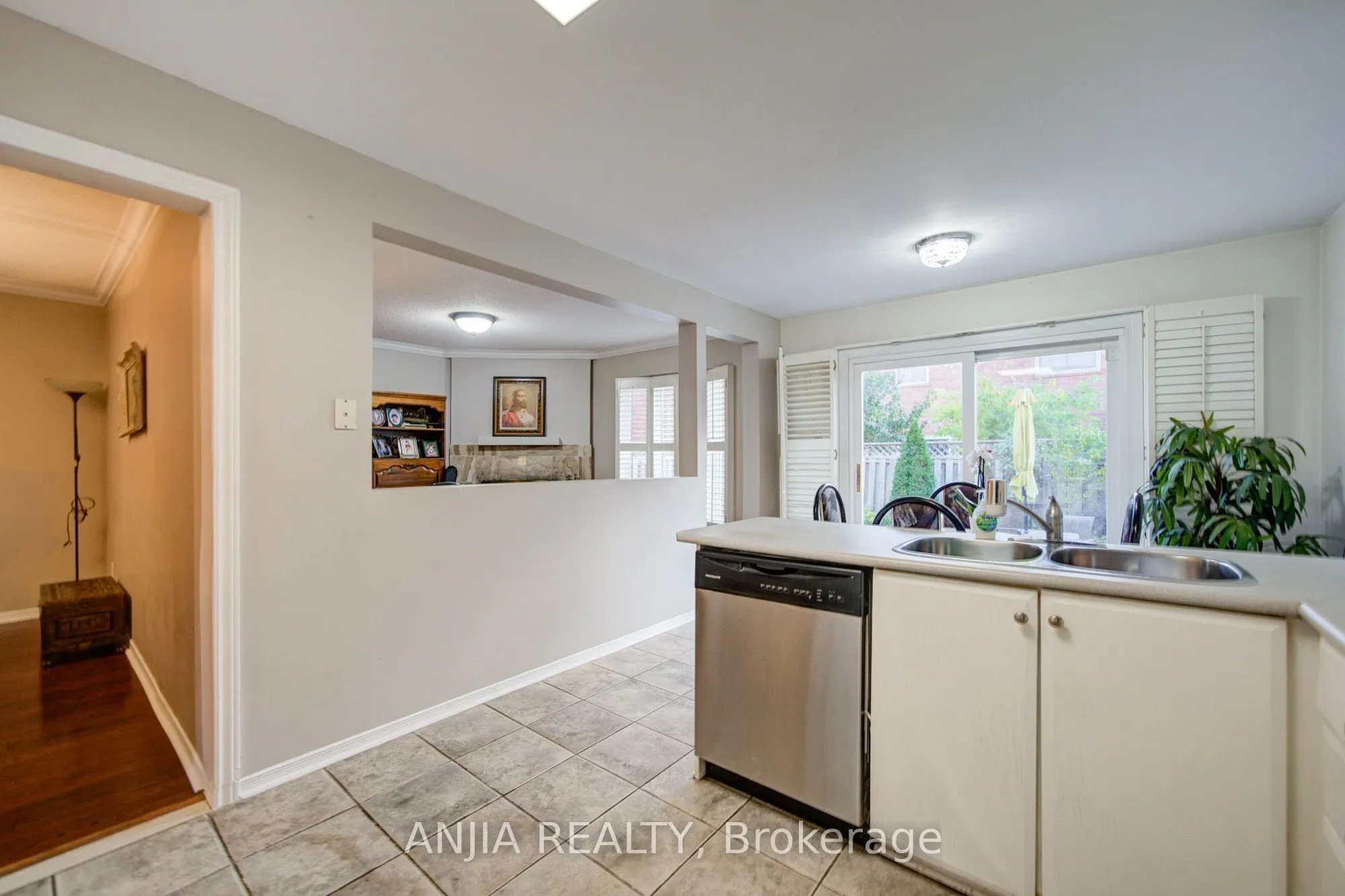8 Millcroft Way