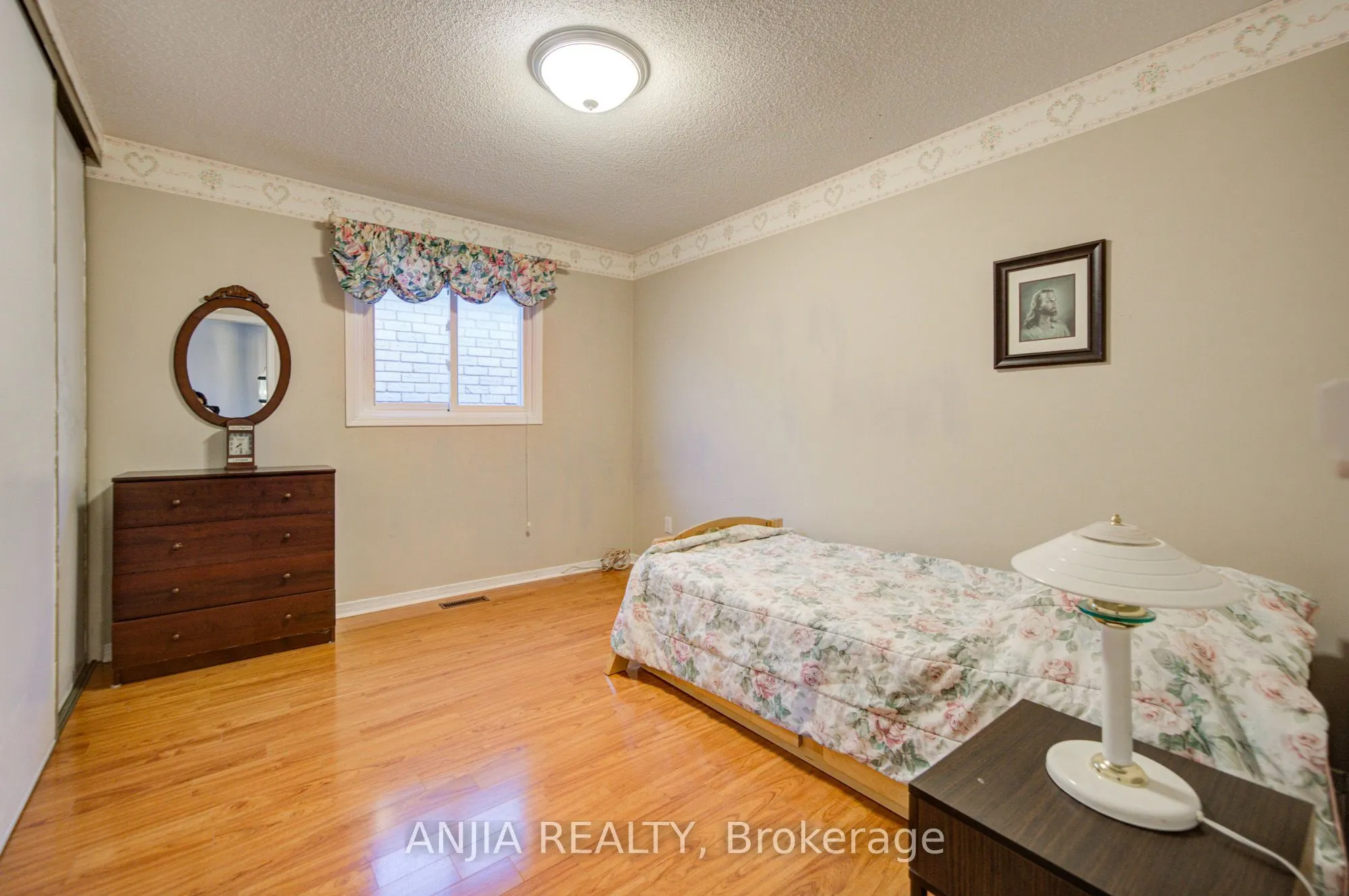 8 Millcroft Way