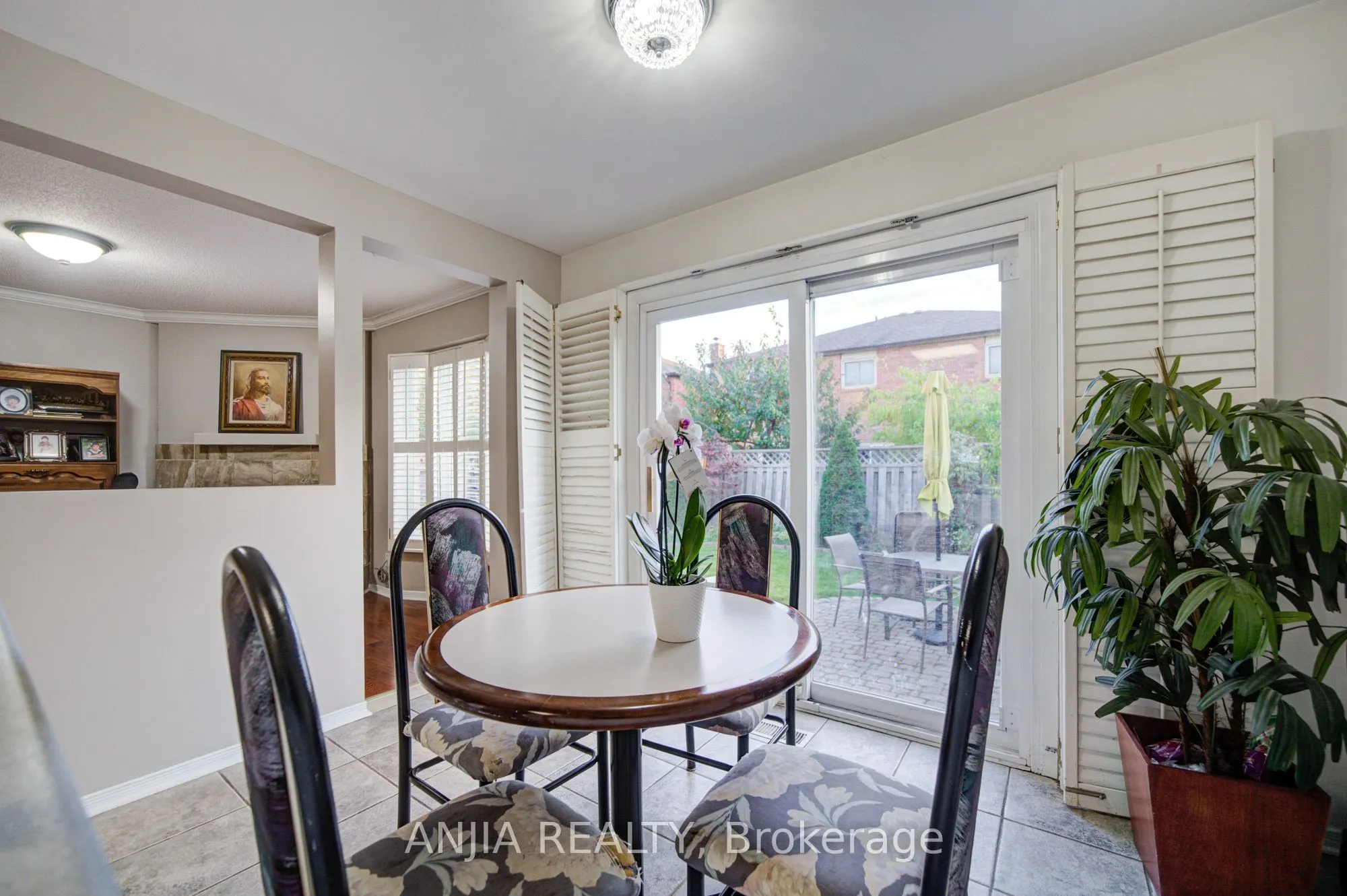 8 Millcroft Way