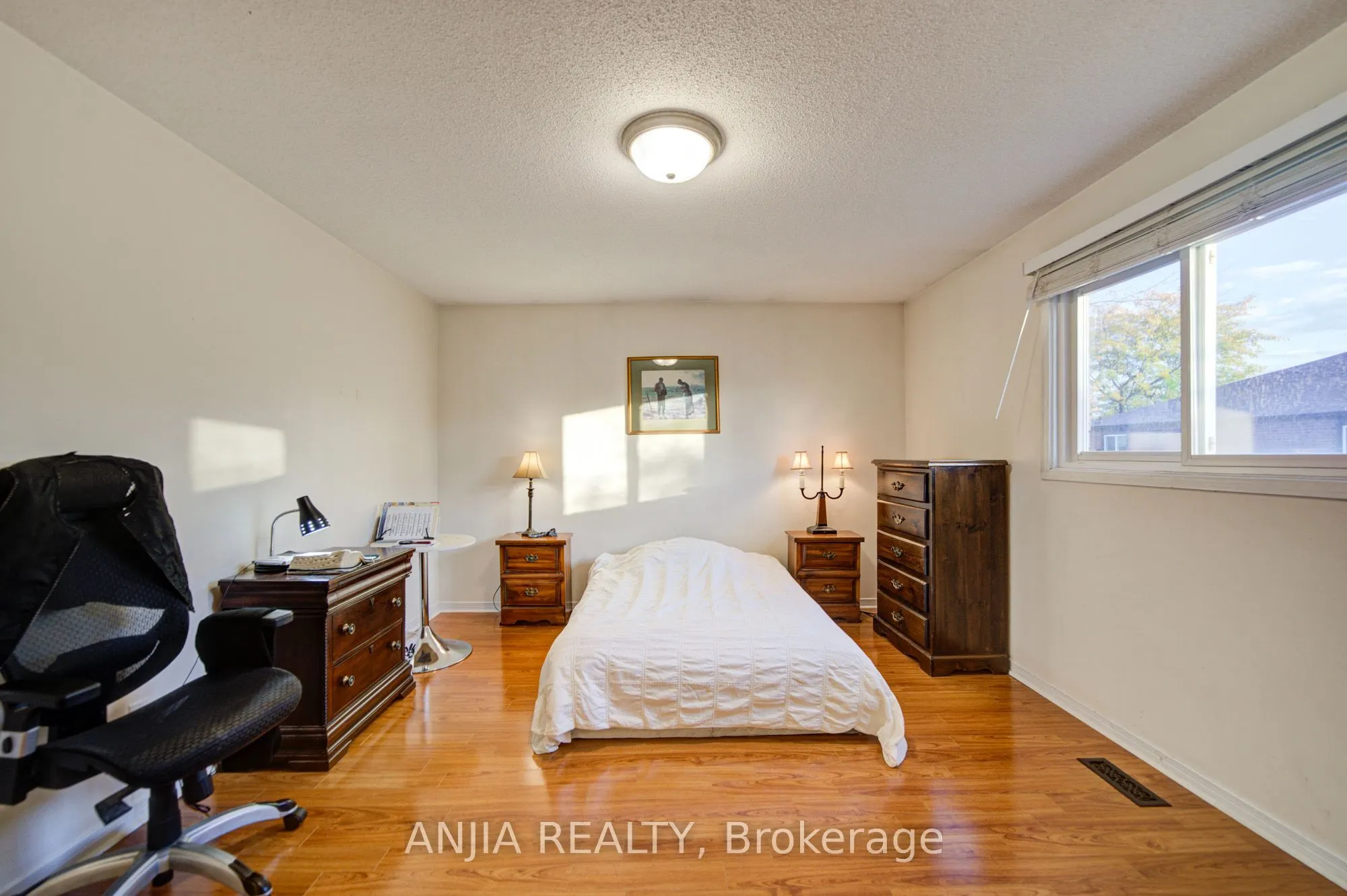 8 Millcroft Way