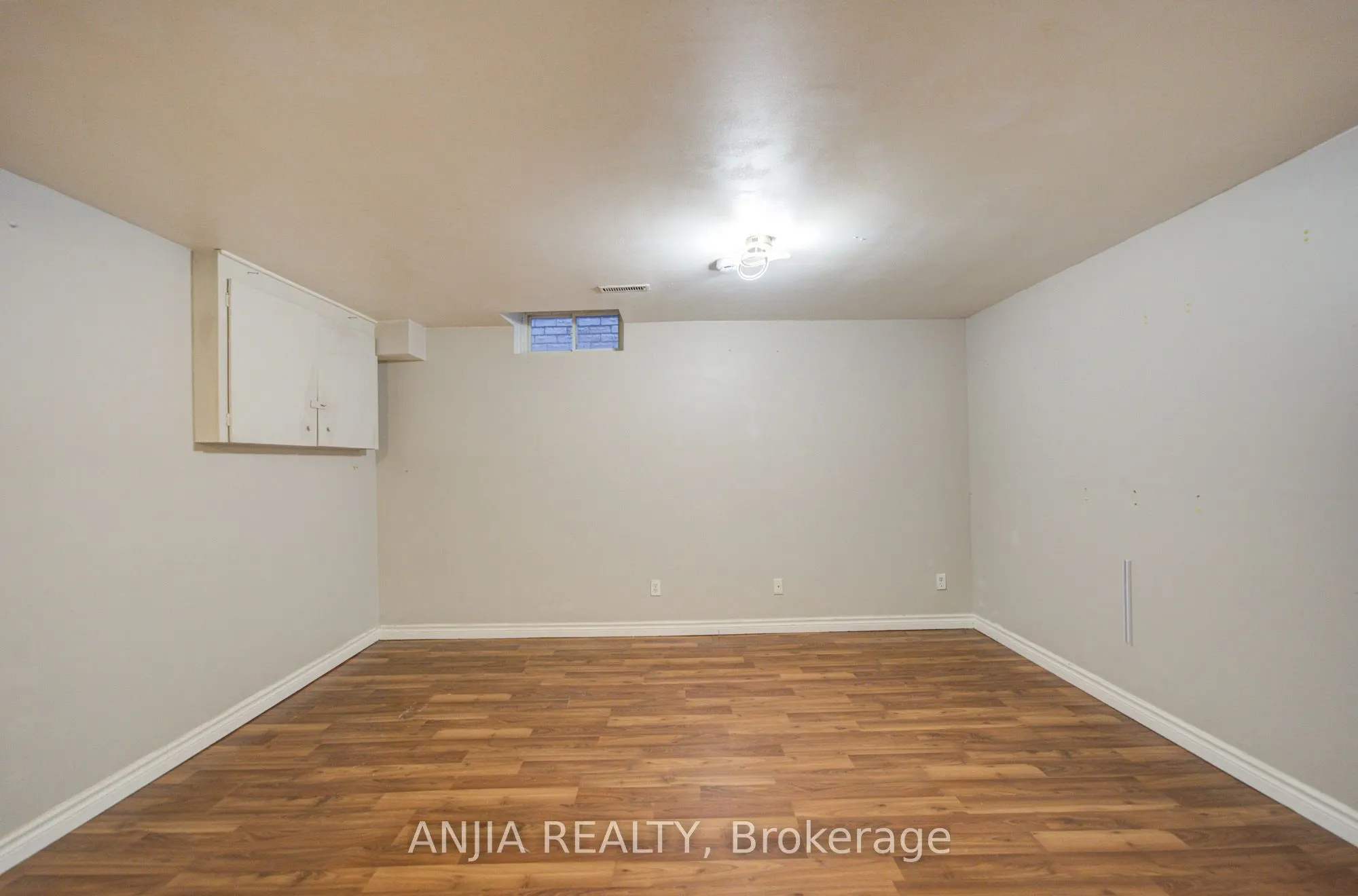 8 Millcroft Way
