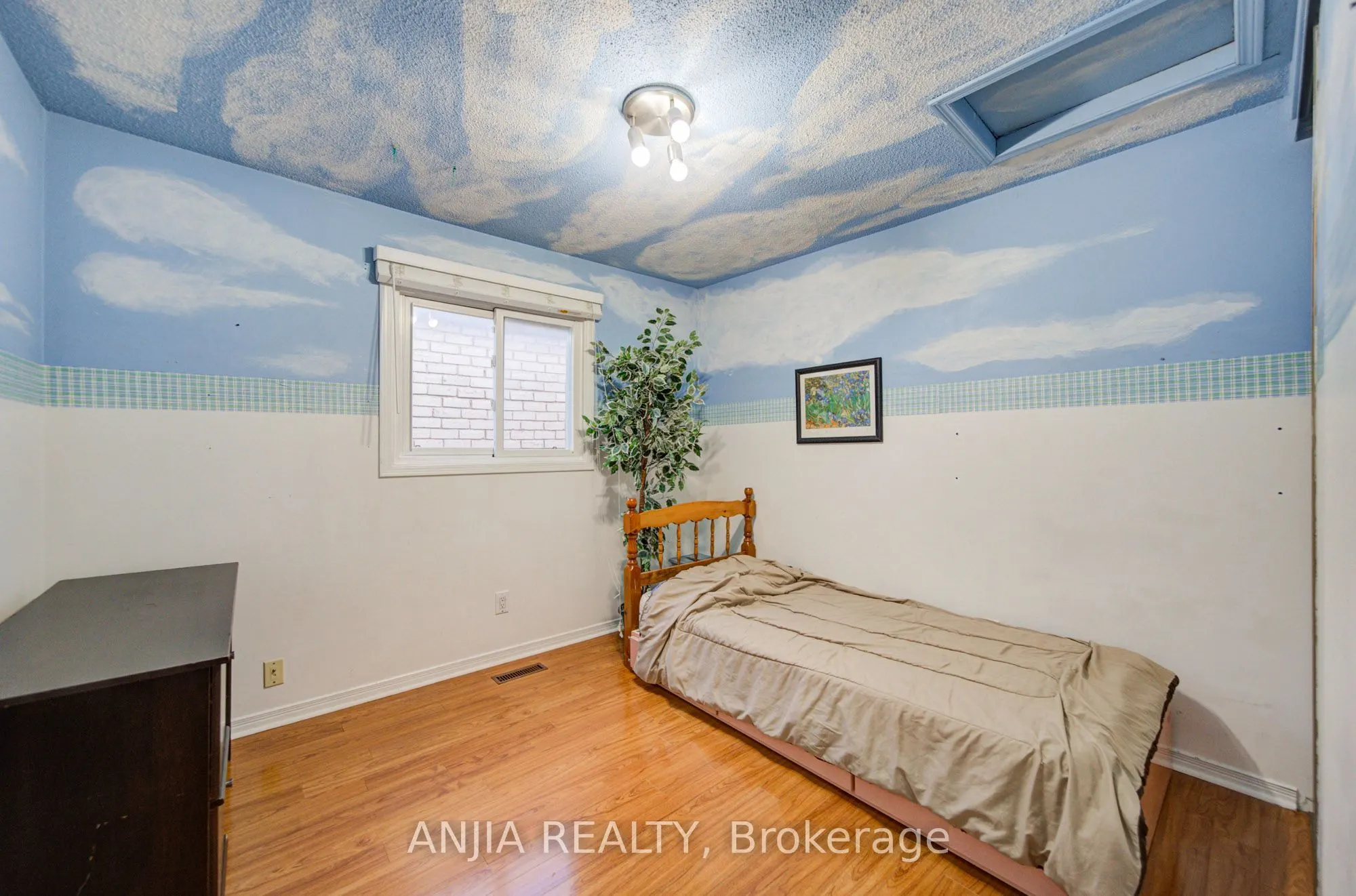 8 Millcroft Way