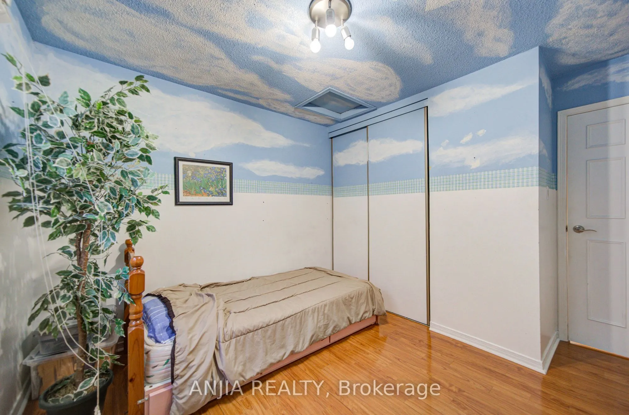 8 Millcroft Way