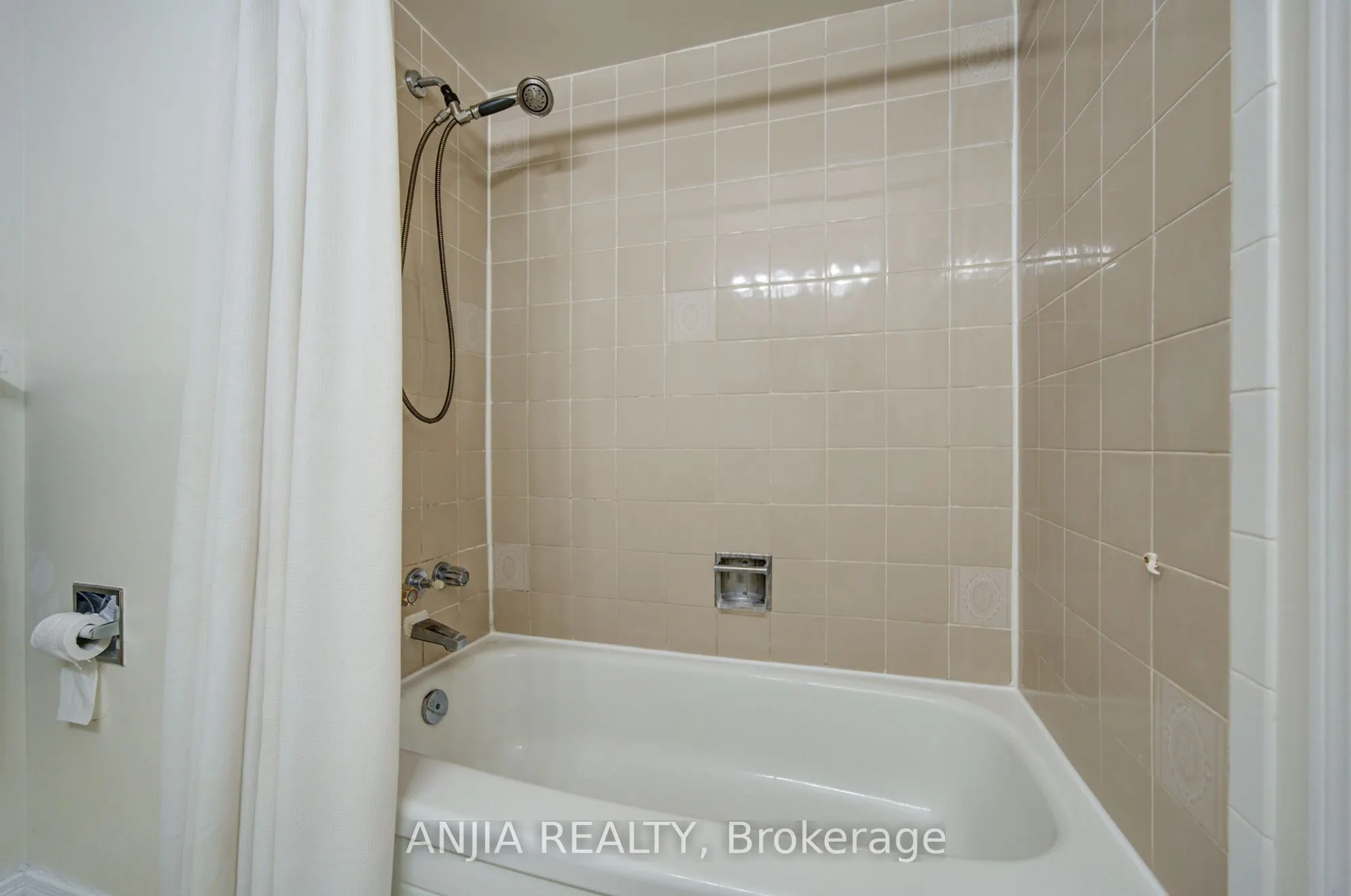 8 Millcroft Way