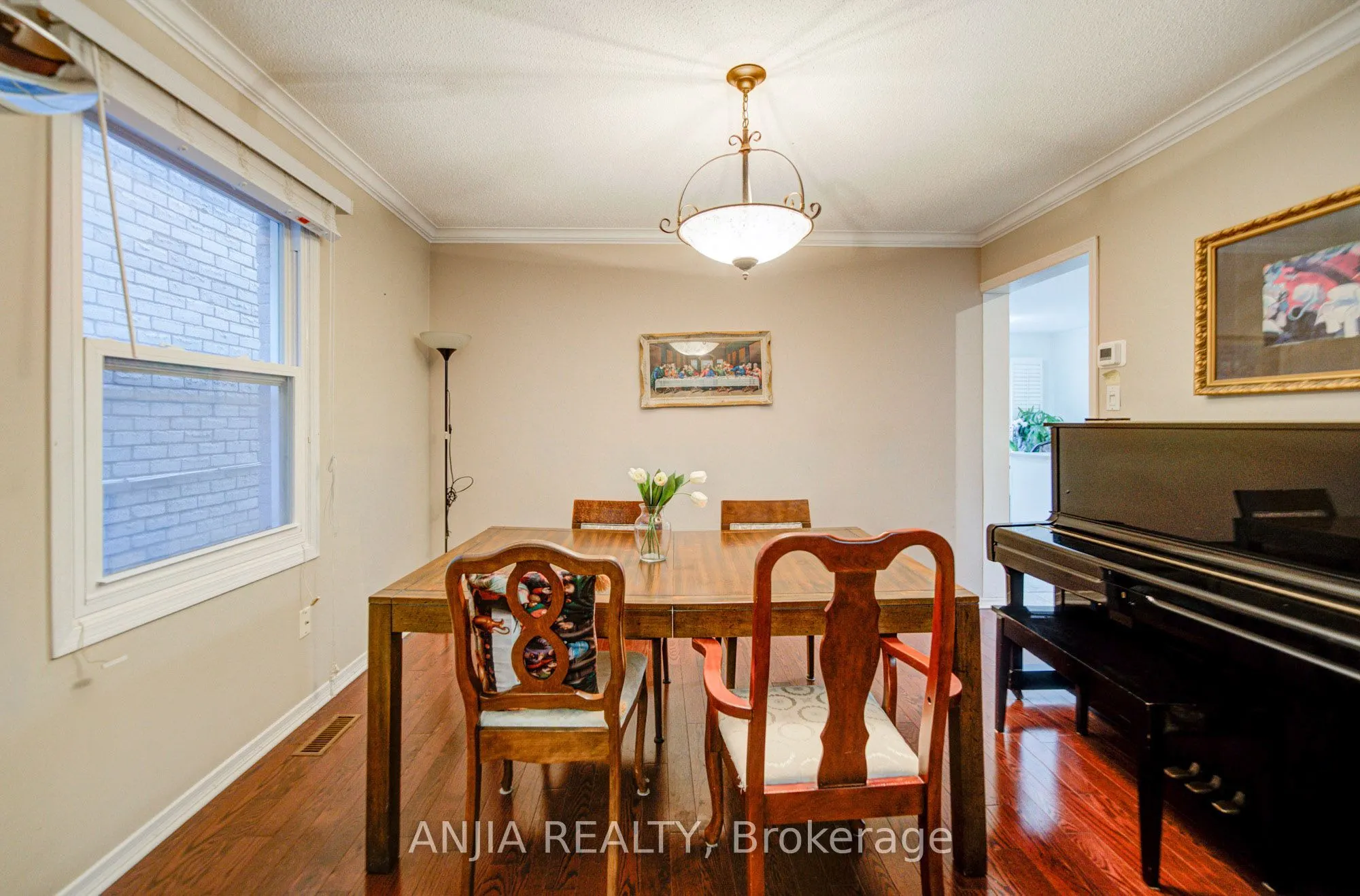 8 Millcroft Way