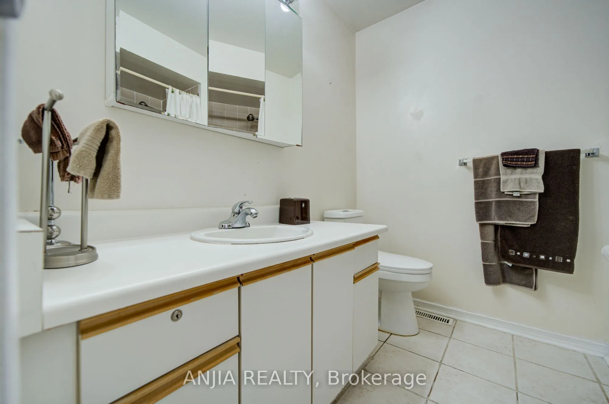 8 Millcroft Way