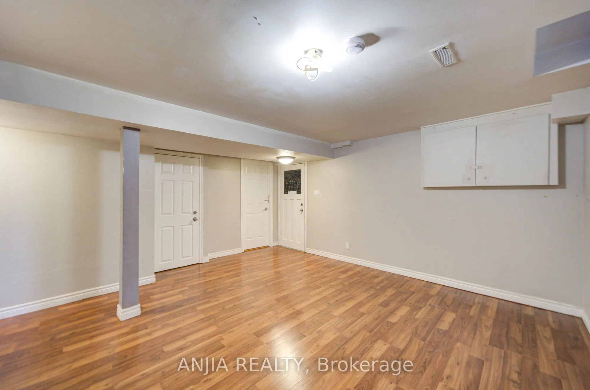 8 Millcroft Way
