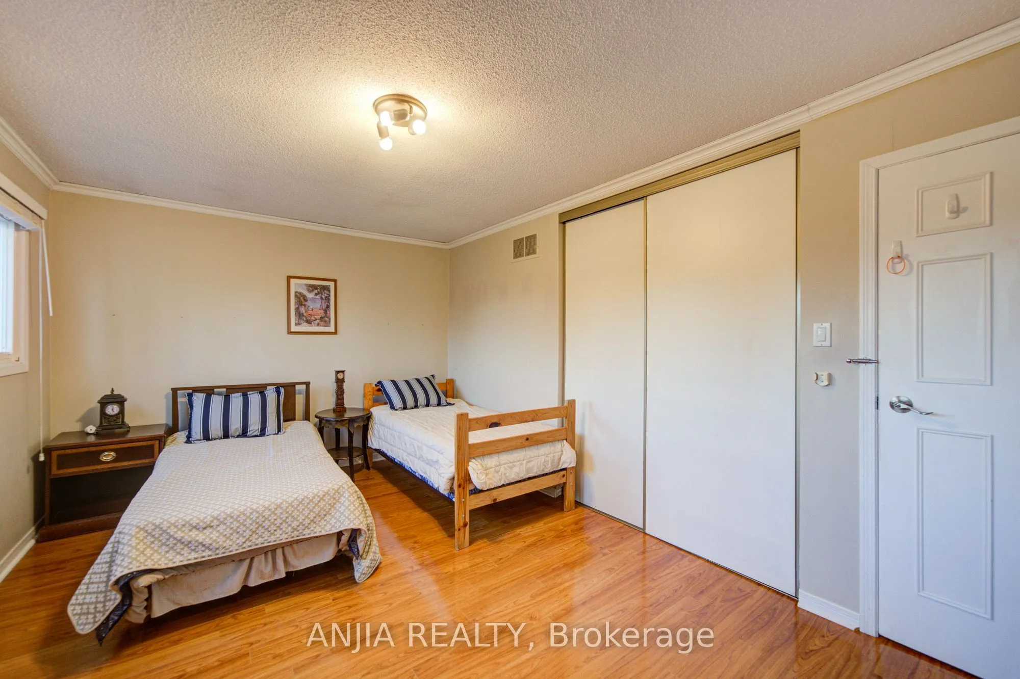 8 Millcroft Way