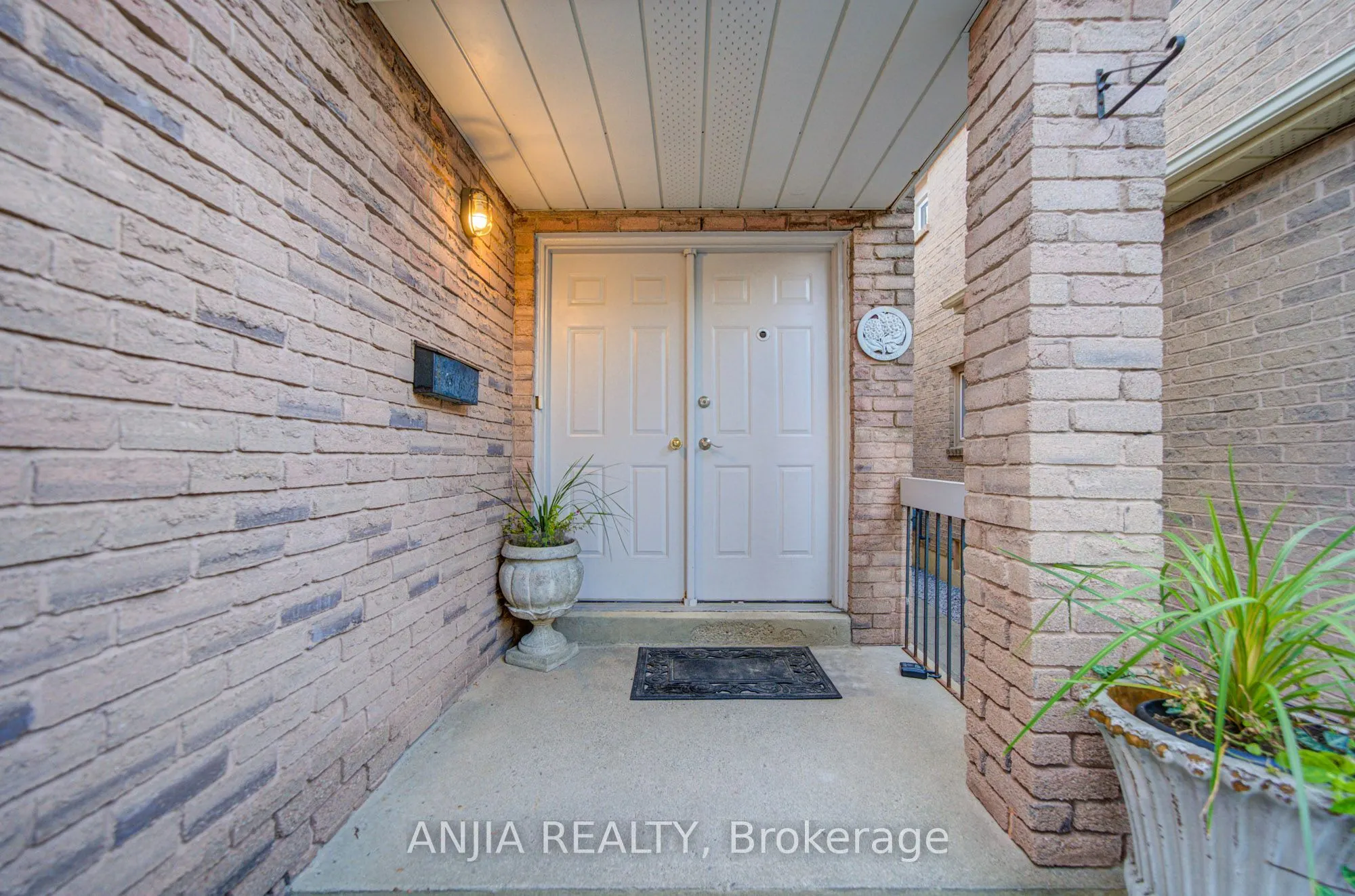 8 Millcroft Way