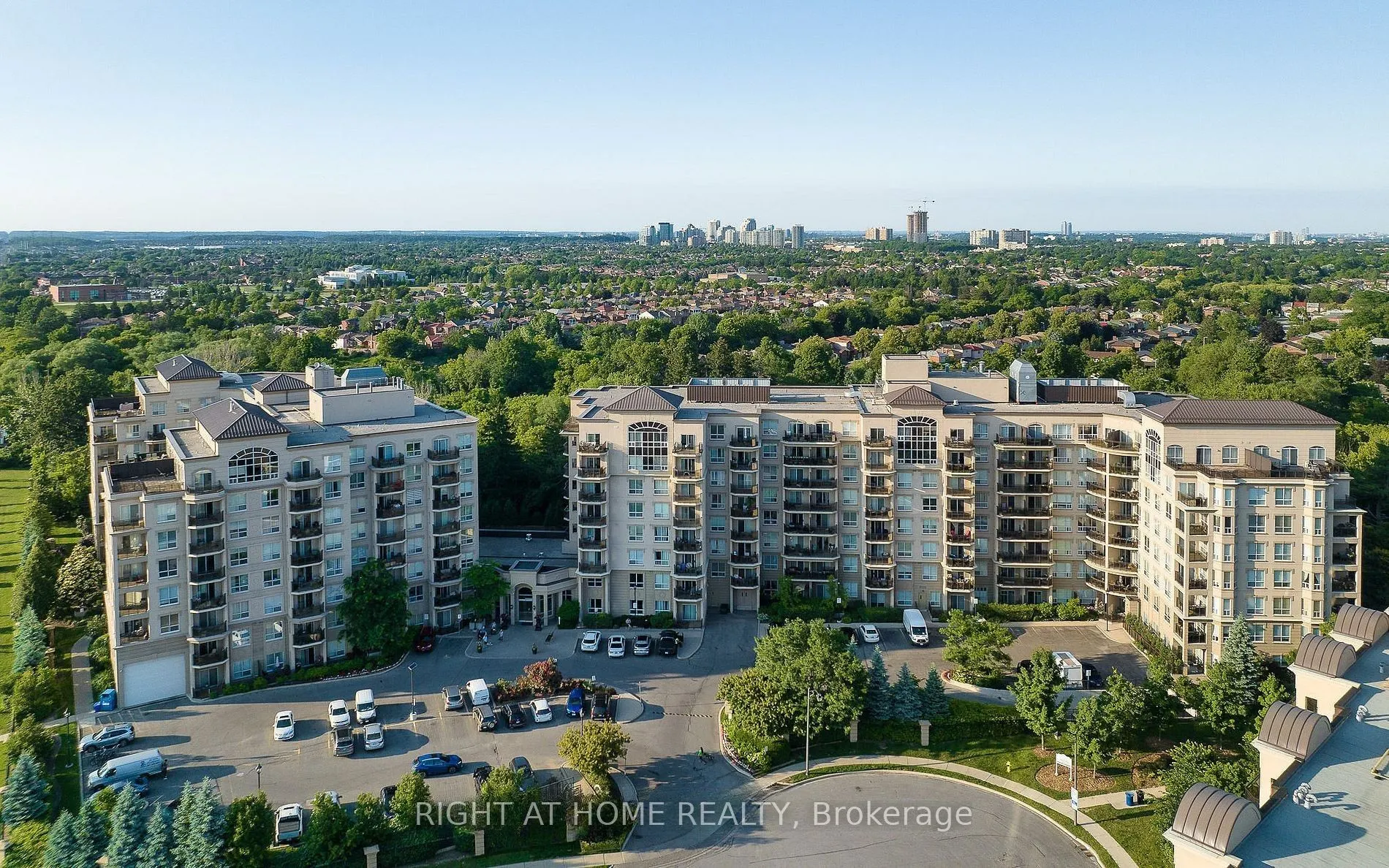 8 Maison Parc Court #305