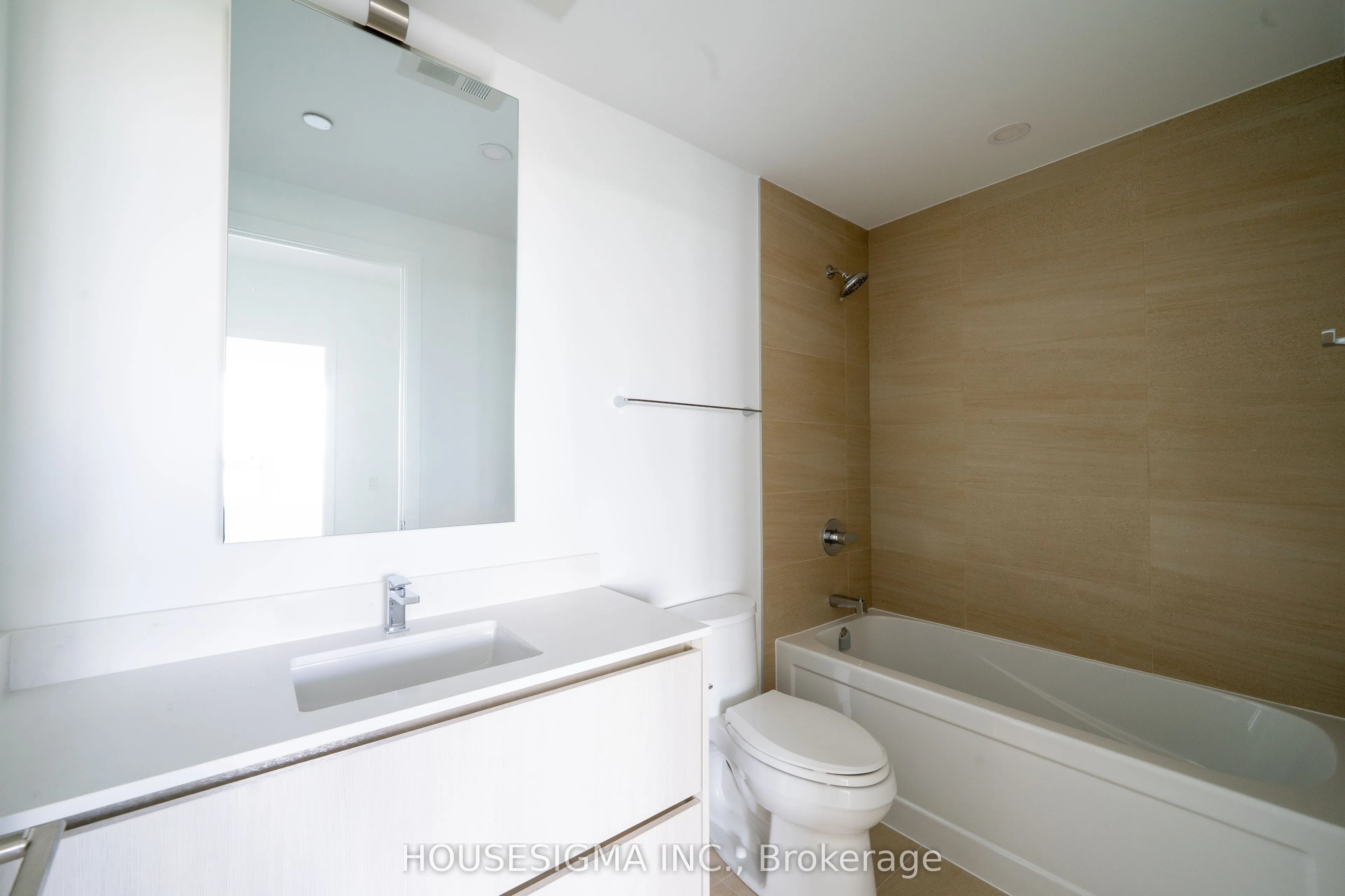 8188 Yonge Street #820