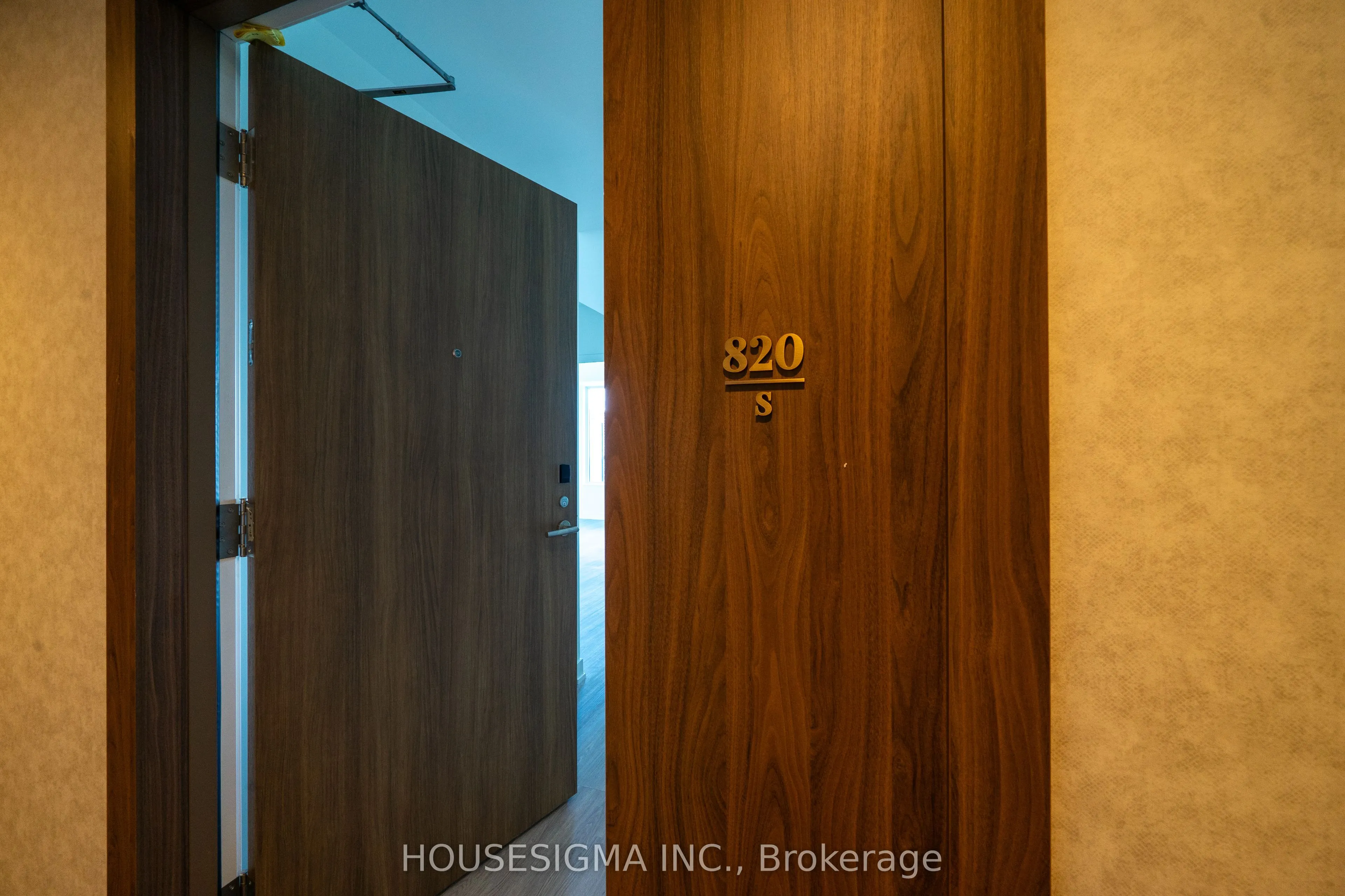 8188 Yonge Street #820