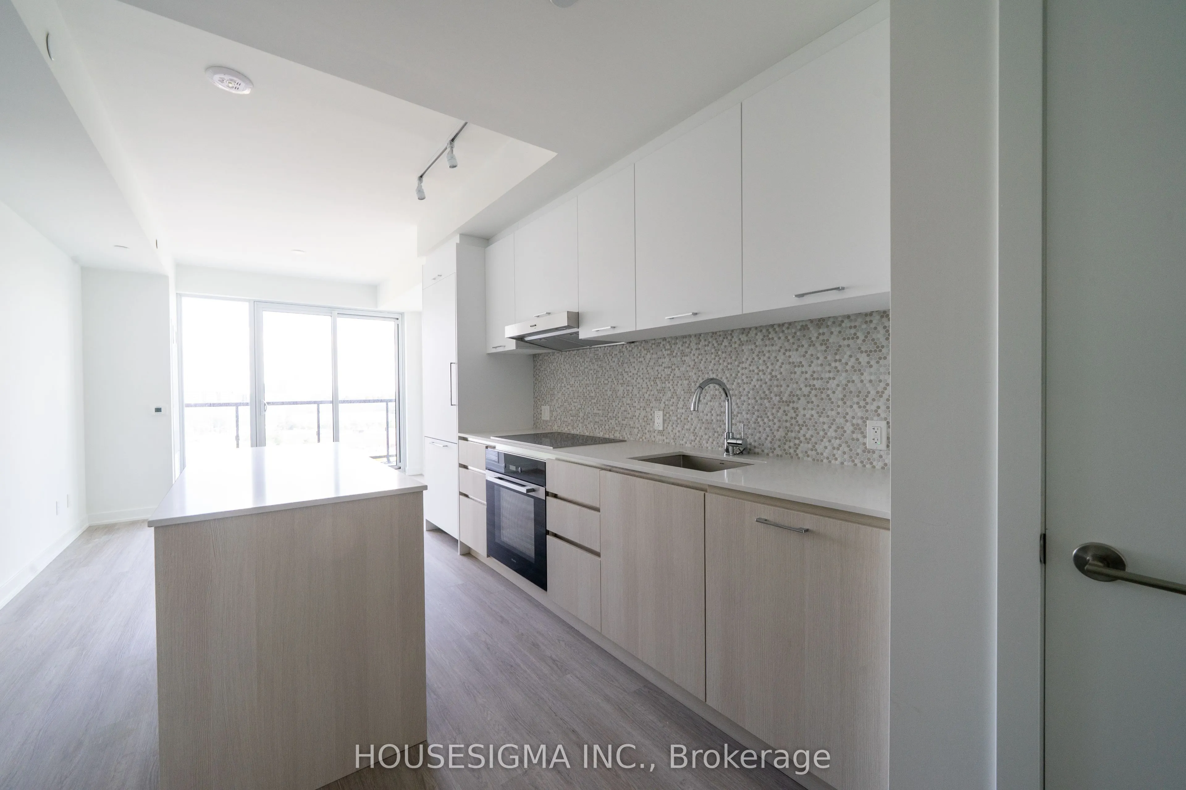 8188 Yonge Street #820