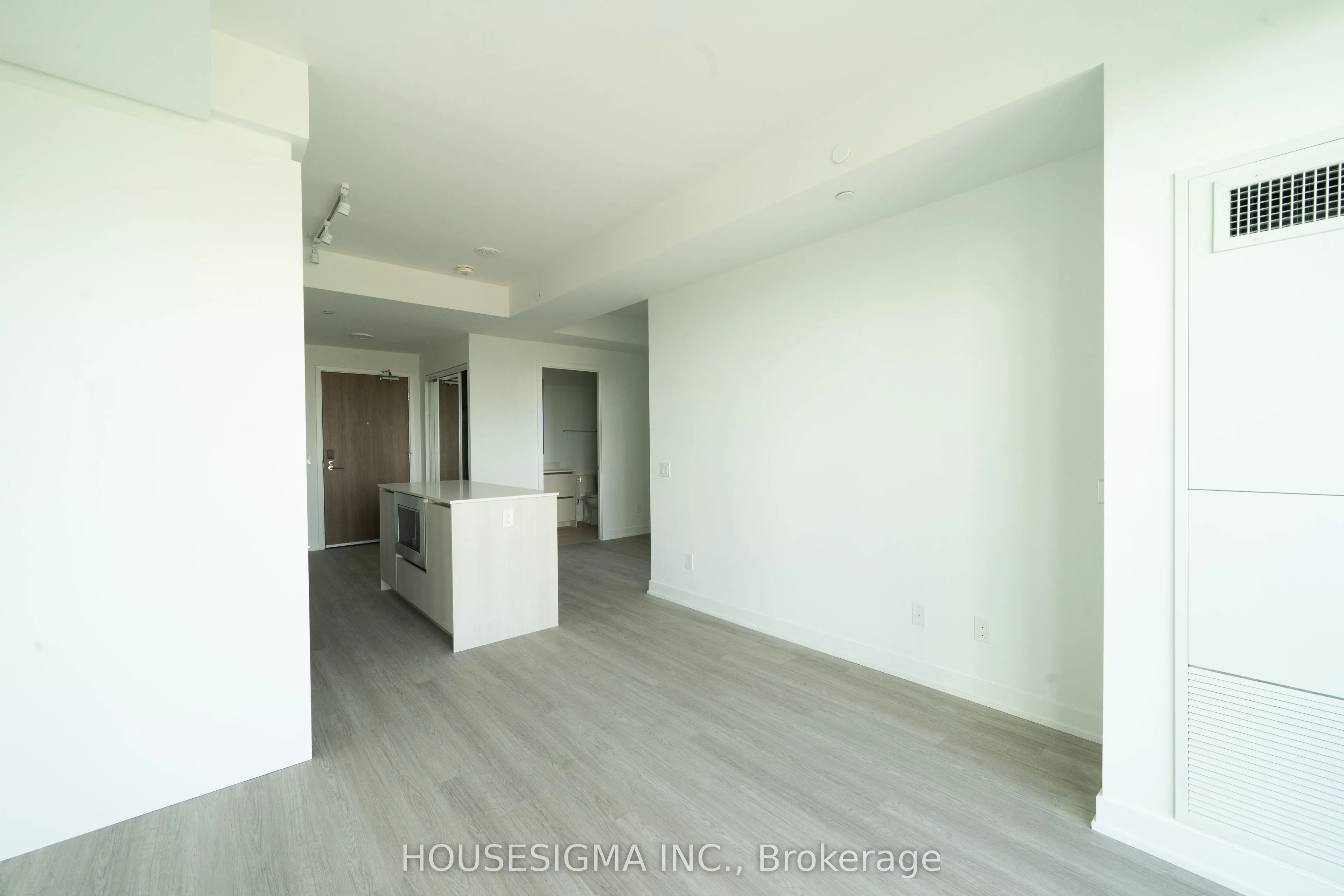 8188 Yonge Street #820