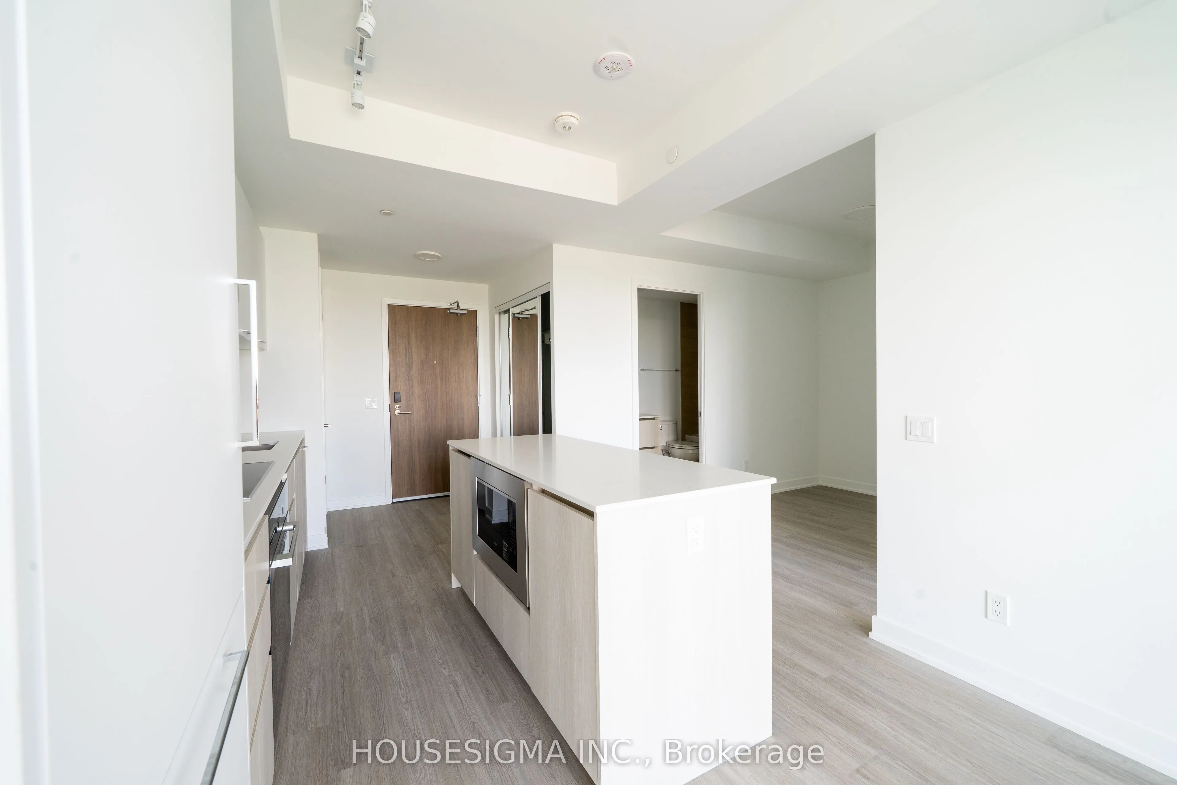 8188 Yonge Street #820
