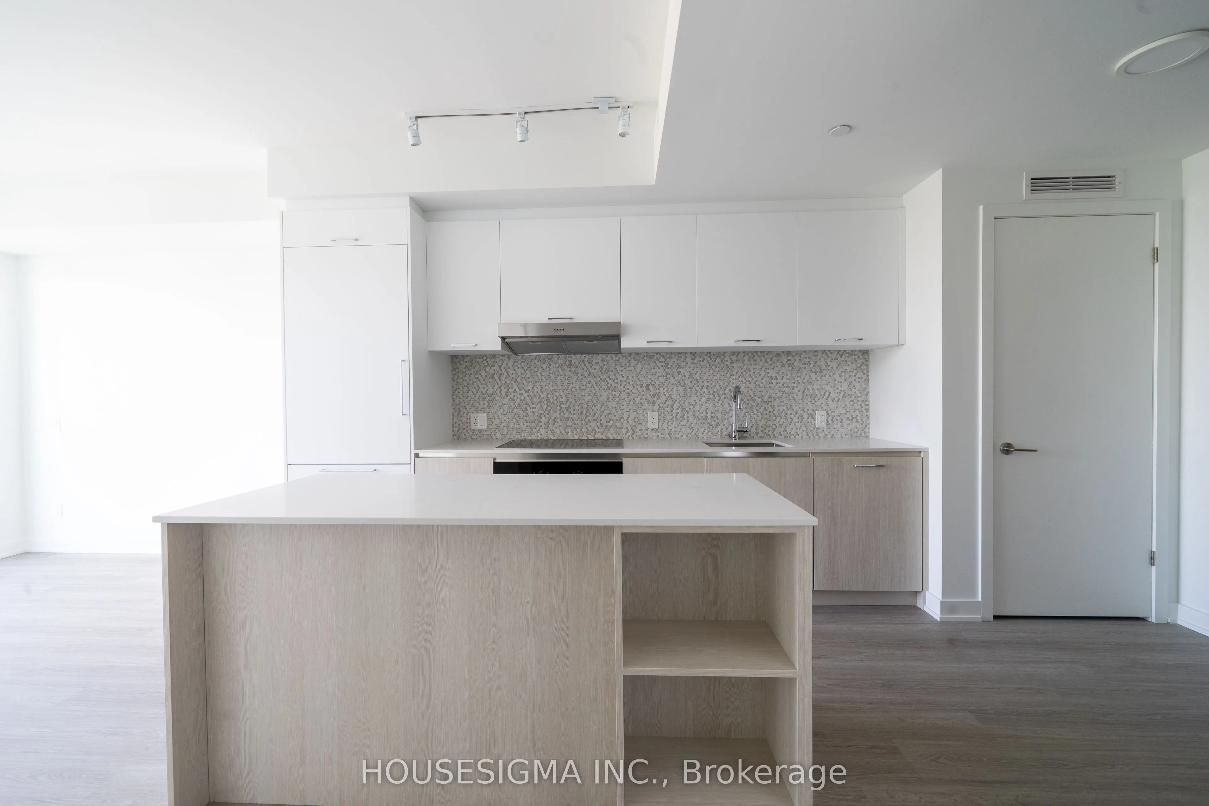 8188 Yonge Street #820