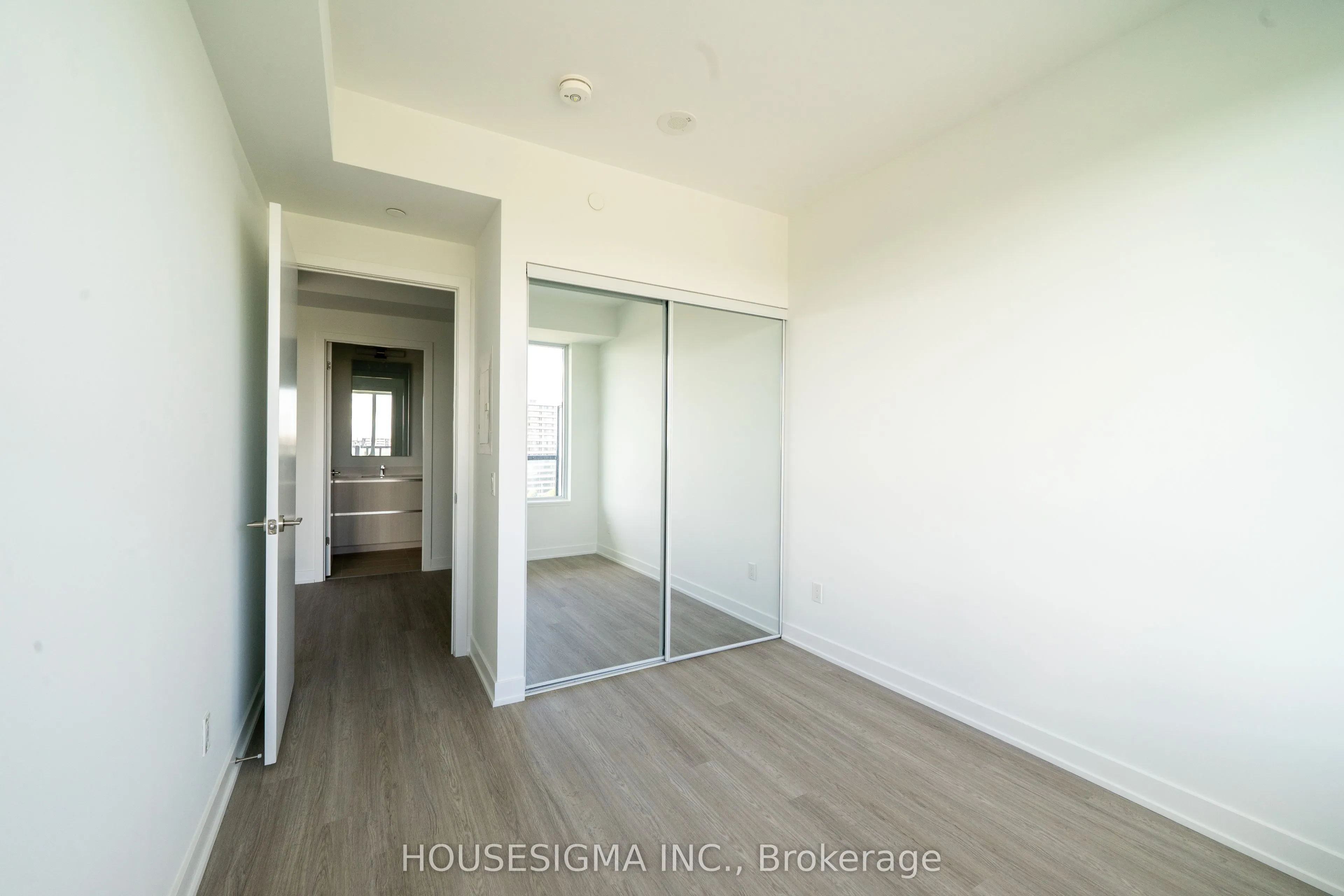 8188 Yonge Street #820