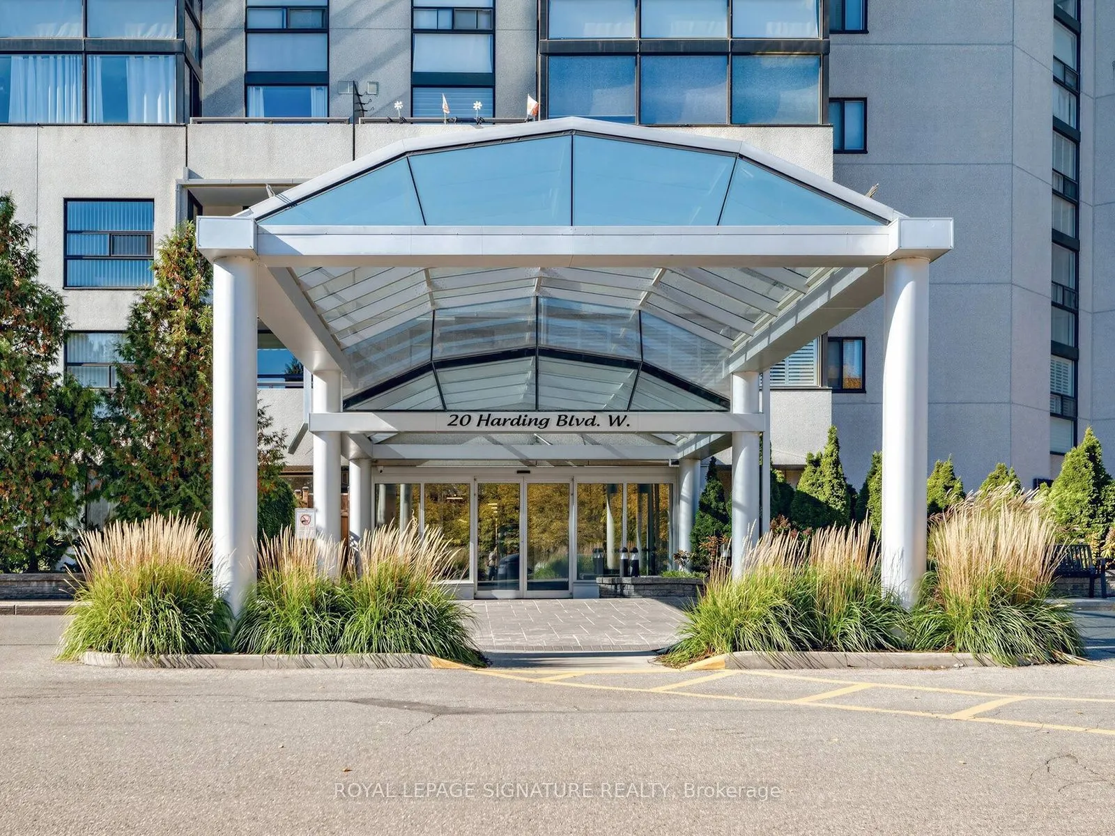 20 Harding Boulevard W #303