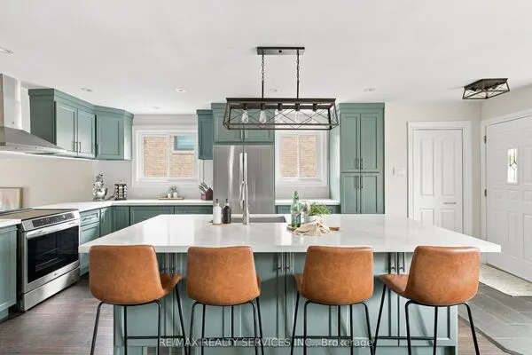 37 Maple Avenue W