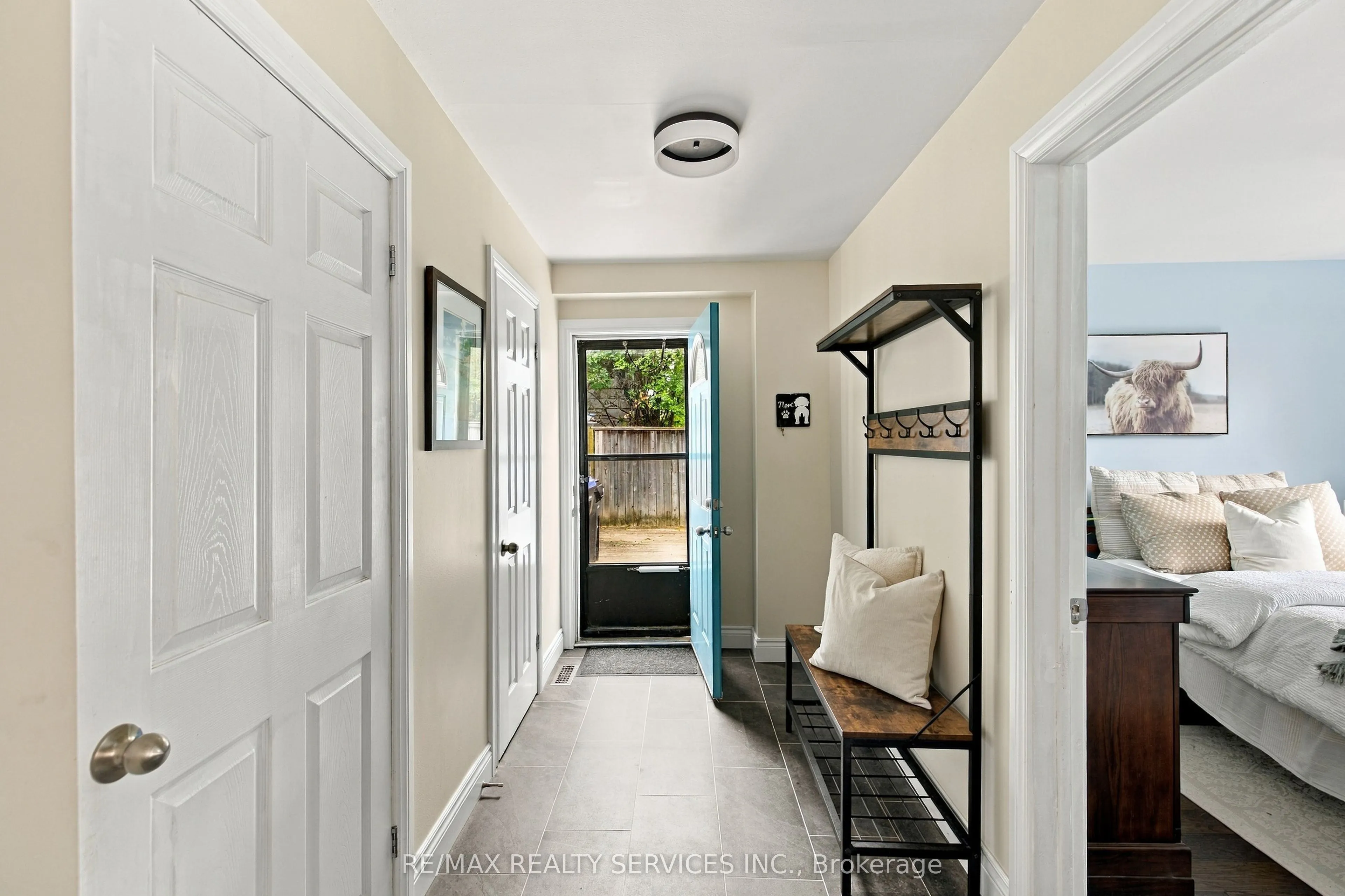 37 Maple Avenue W