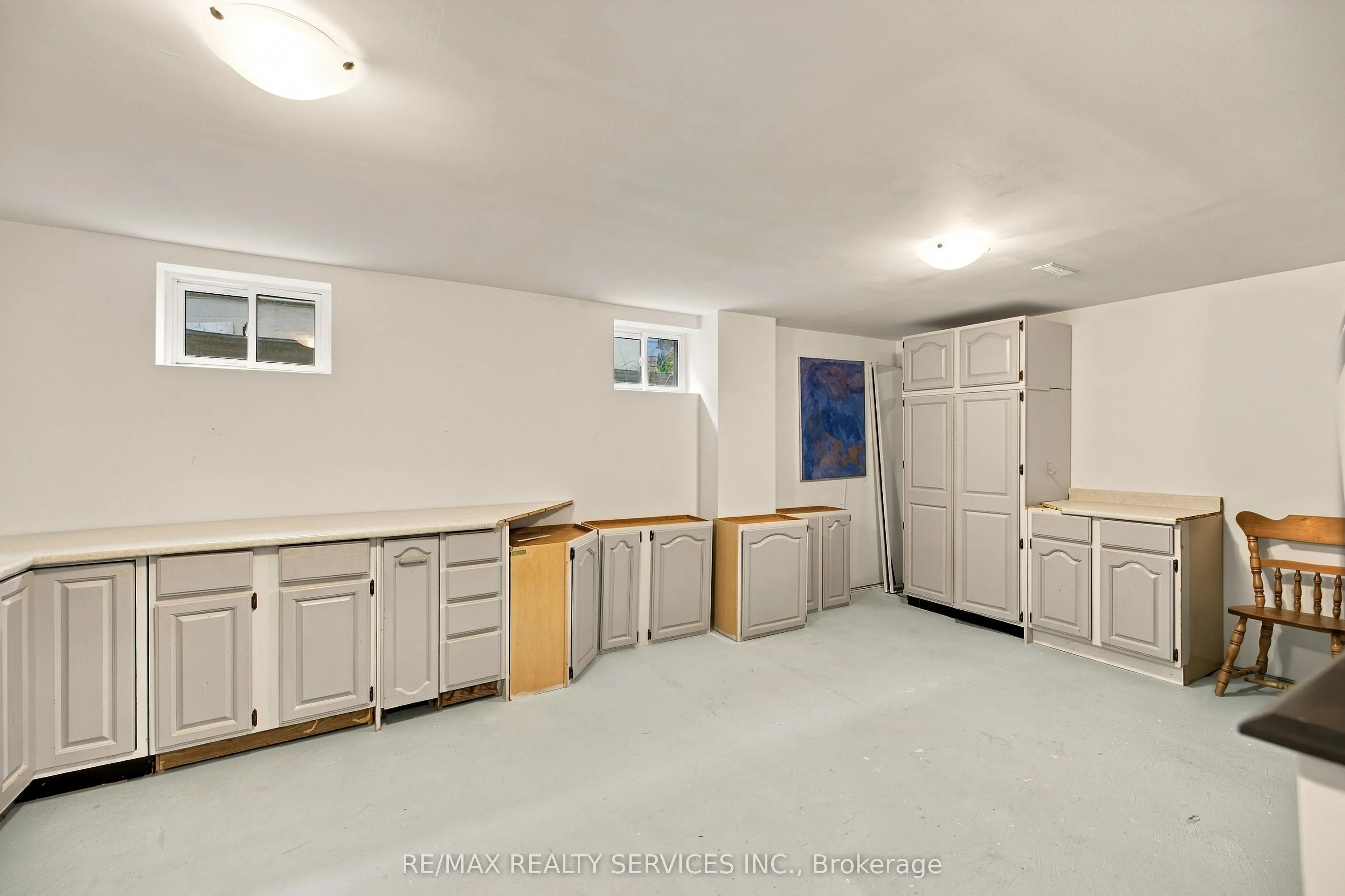 37 Maple Avenue W