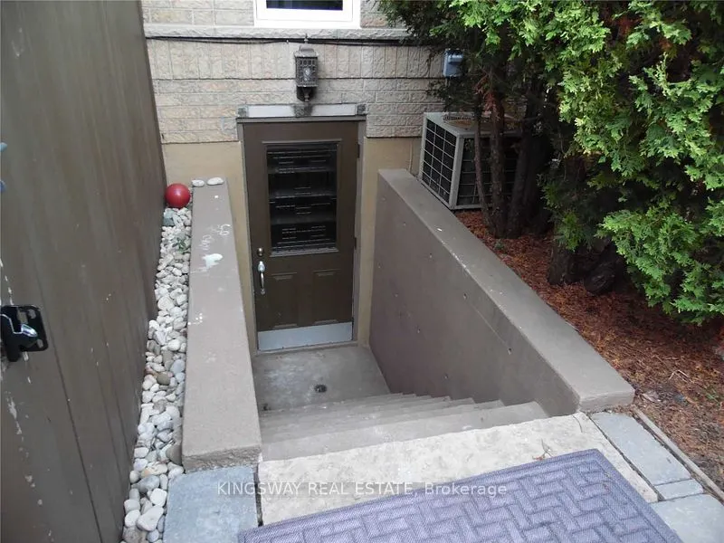 9 Kinney Gate