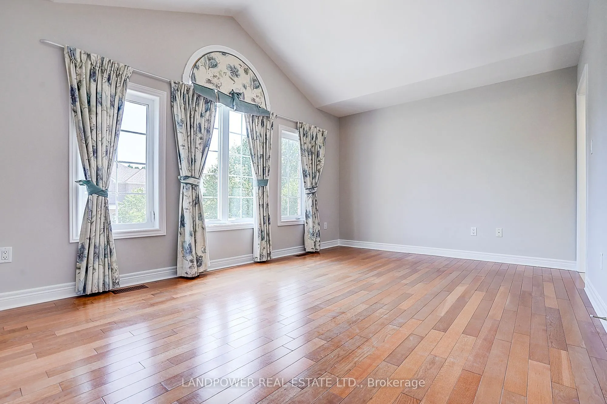 60 Valleyford Avenue