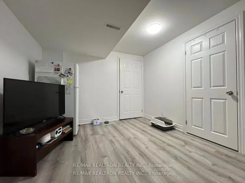 8 Queen Isabella Crescent #Lower