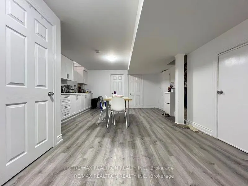 8 Queen Isabella Crescent #Lower