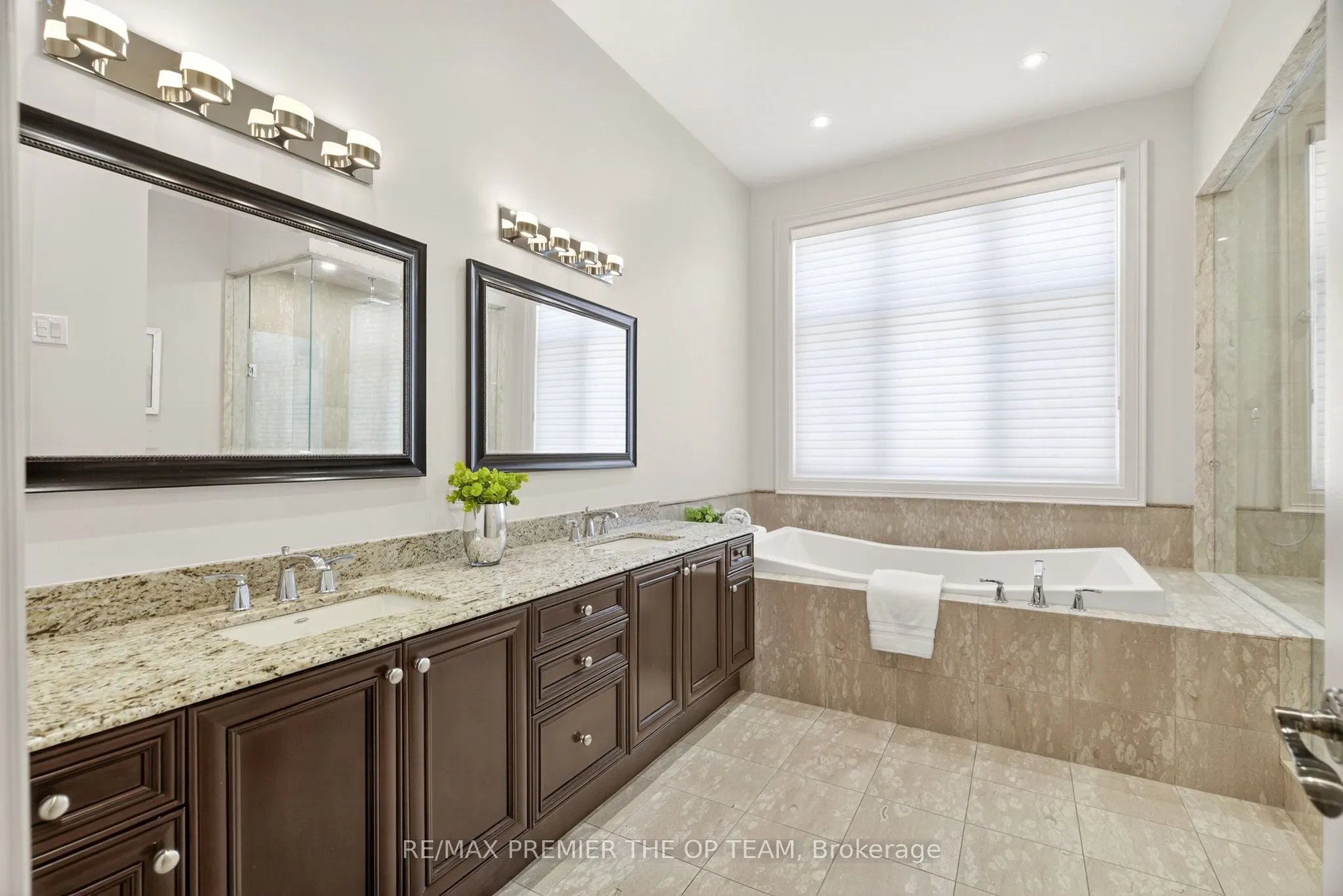 24 Grand Vellore Crescent