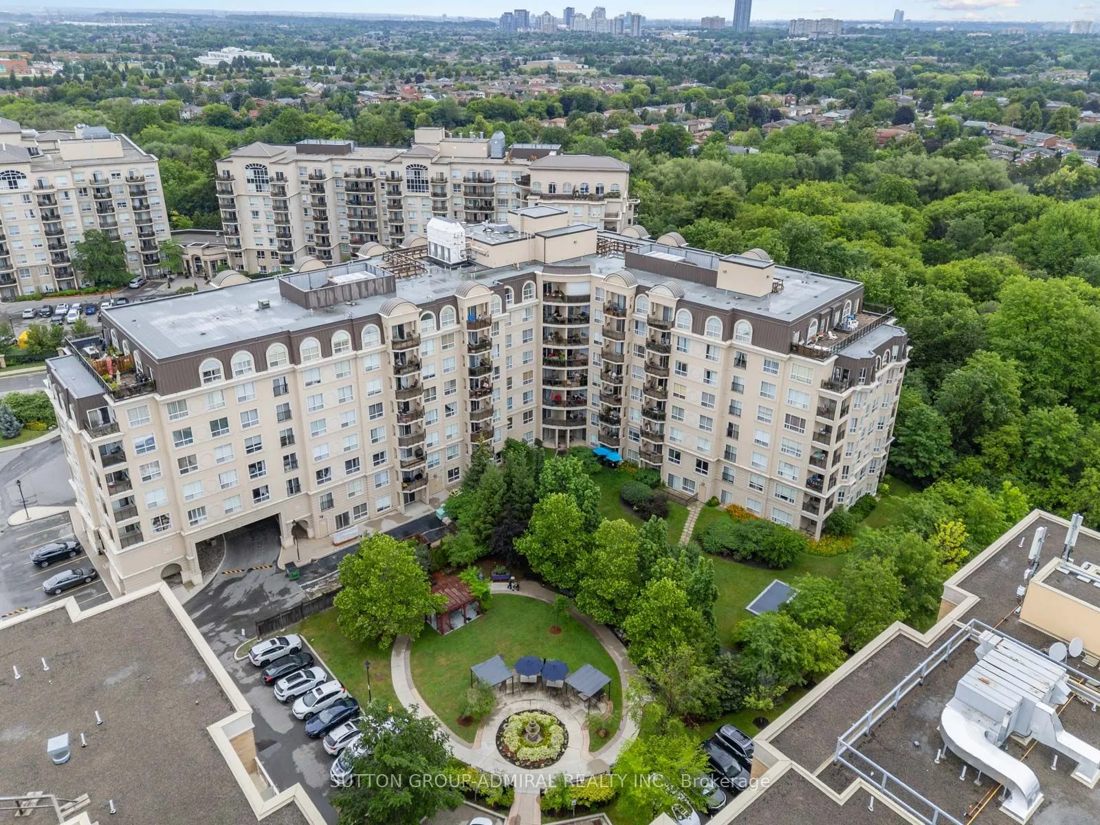 1 Maison Parc Court #215
